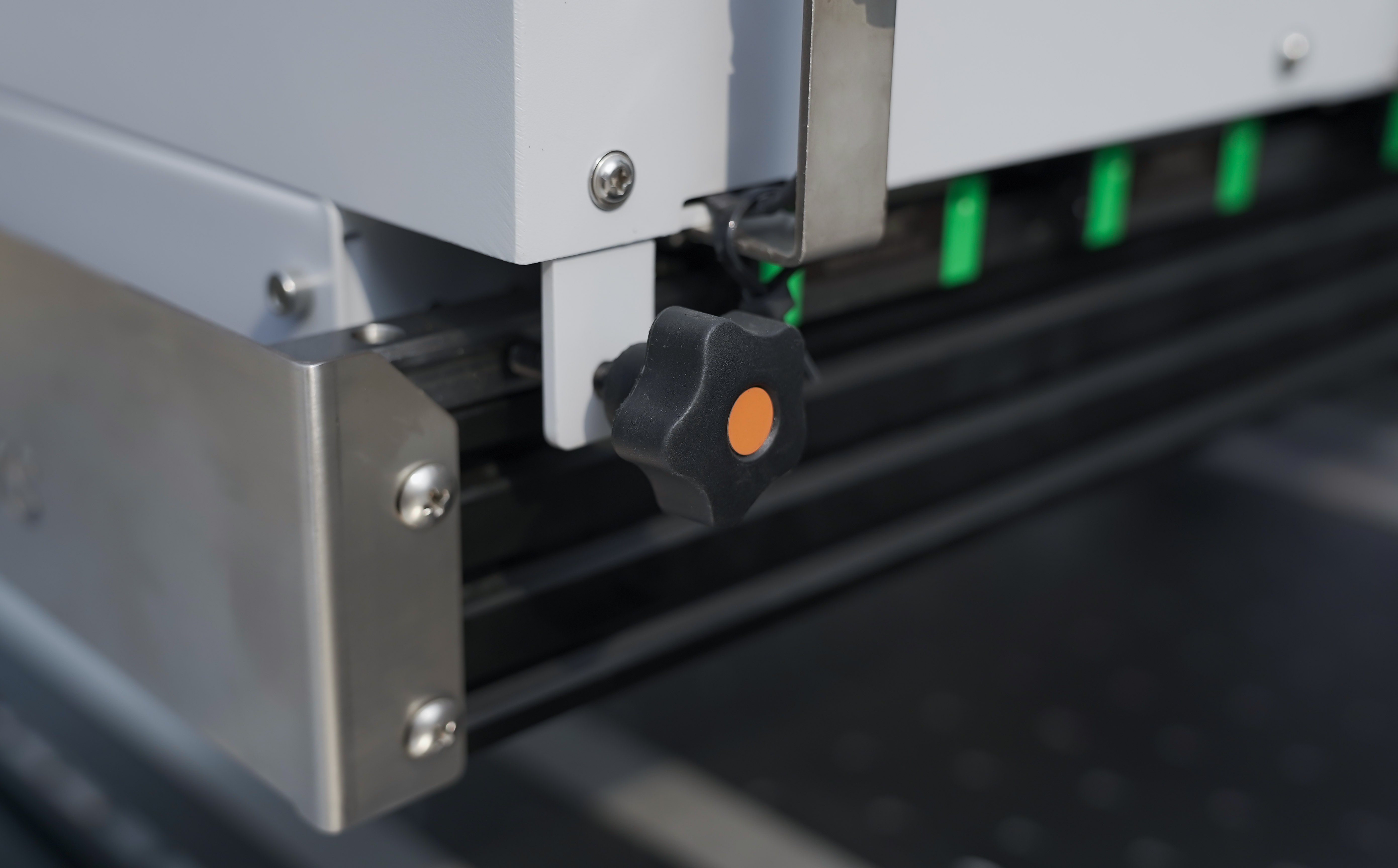 The printing head can be positioned and locked at any X-axis position, making it convenient to print on different areas of materials