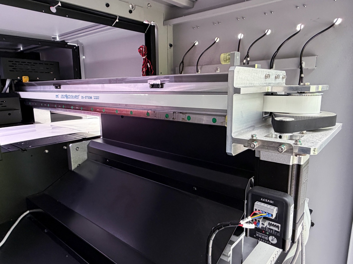 The printing carriage utilizes CNC-machined thickened aluminum beams mounted on linear guides to achieve high-precision printing.