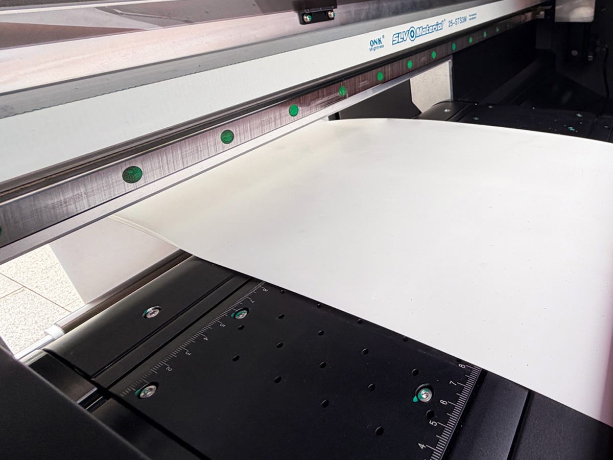 Equipped with a vacuum adsorption all-aluminum printing platform, it effectively improves printing accuracy while preventing material warping, thus extending printhead lifespan.