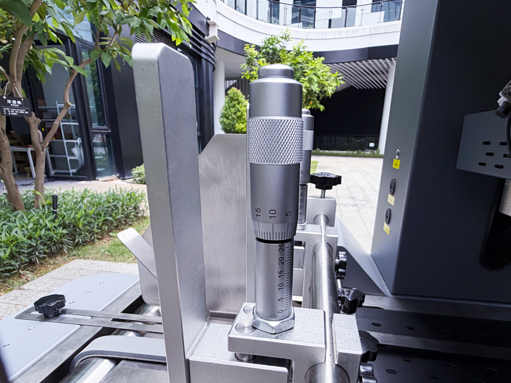 The friction page break head features a dual micrometer adjustment design to improve page break speed and accuracy.
