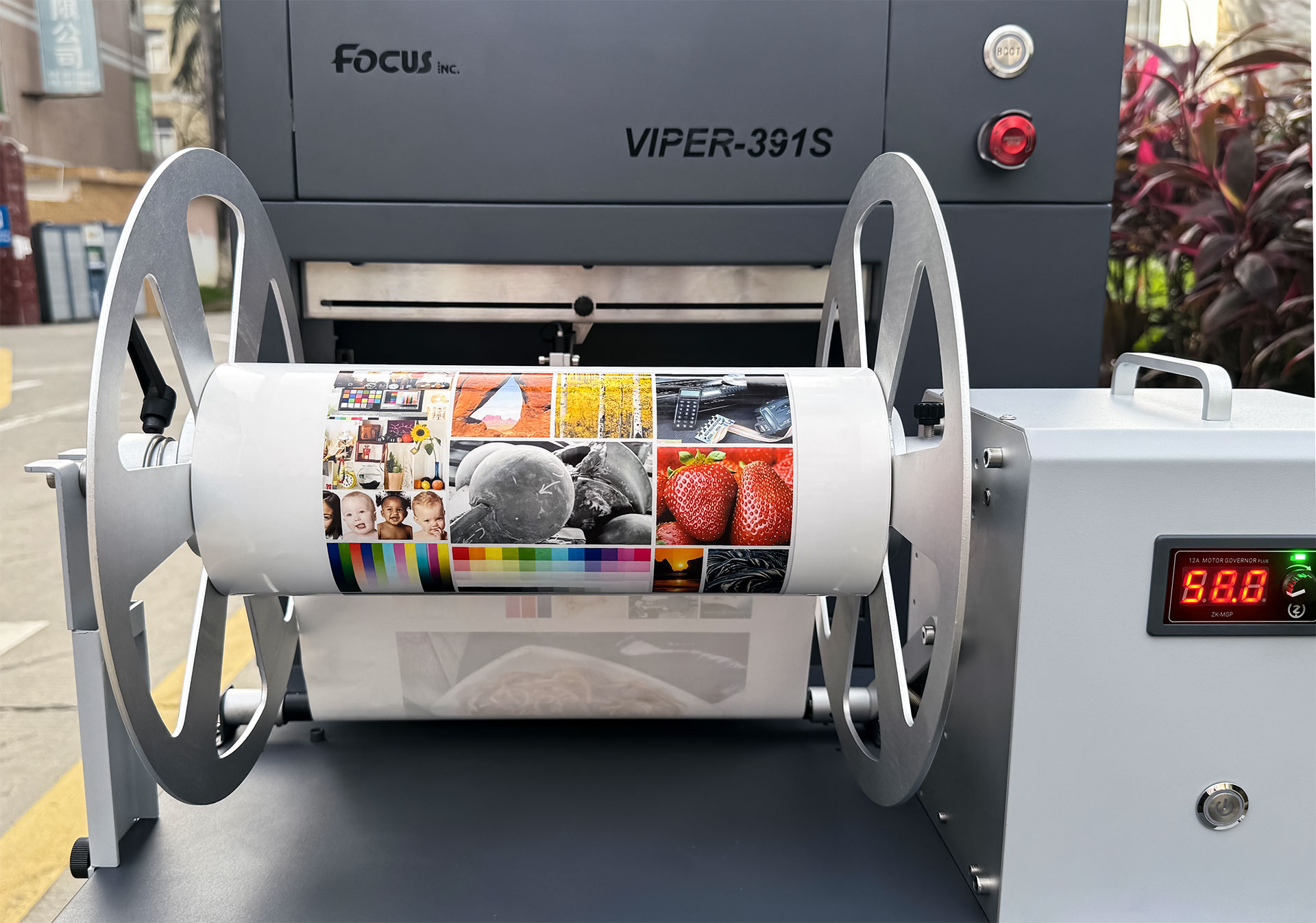 Support Max A3 width roll material loading