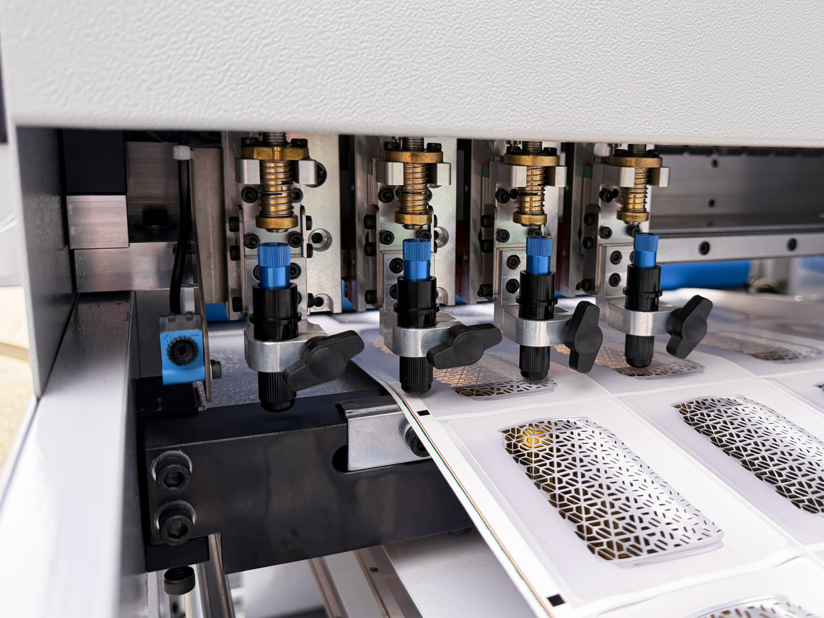 Digital die-cutting heads can meet the edge-finding cutting needs of irregular shapes.