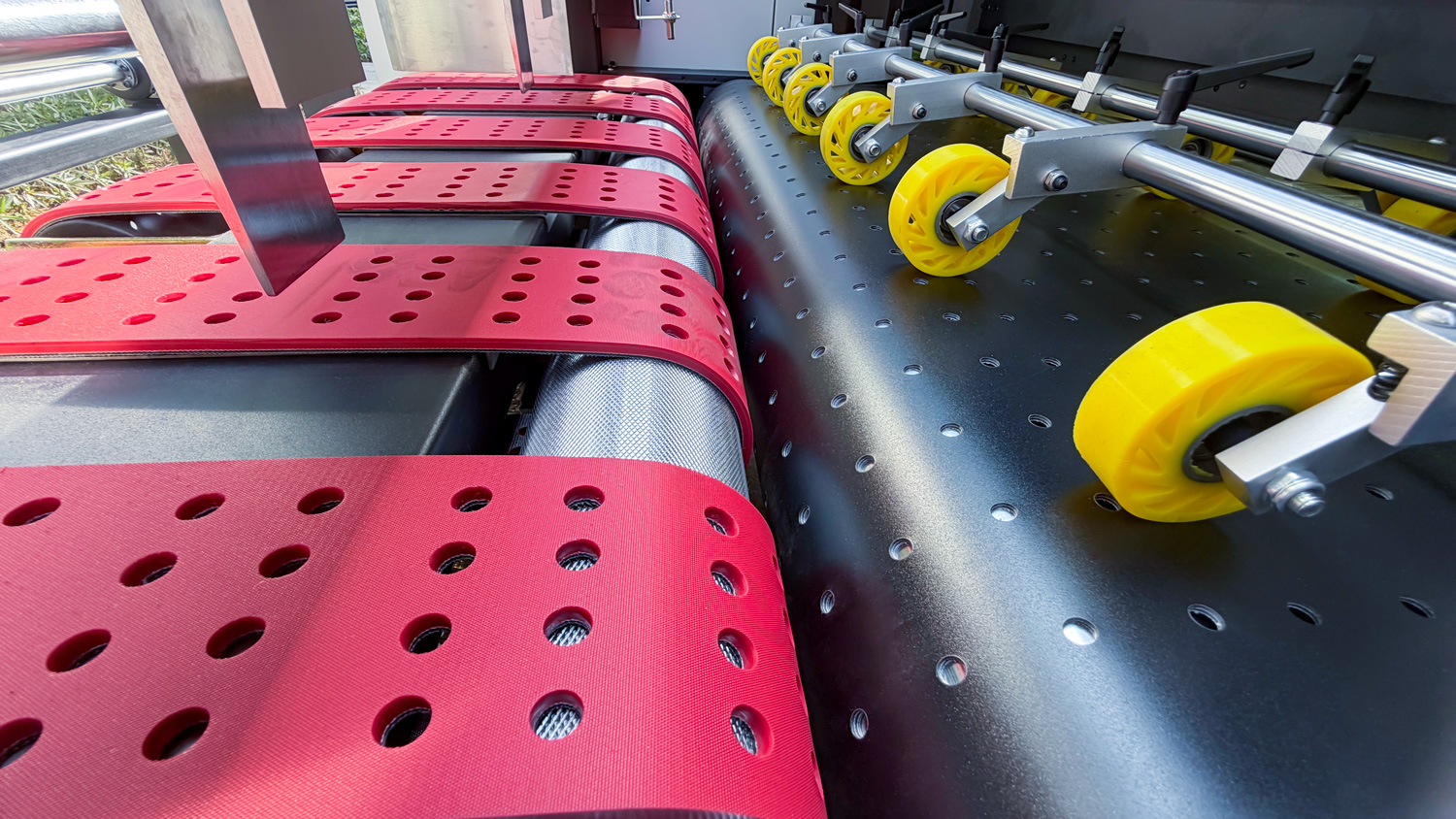 The knurled roller design greatly increases the friction of the guide belt, preventing slippage and deviation, thus effectively improving feeding accuracy.