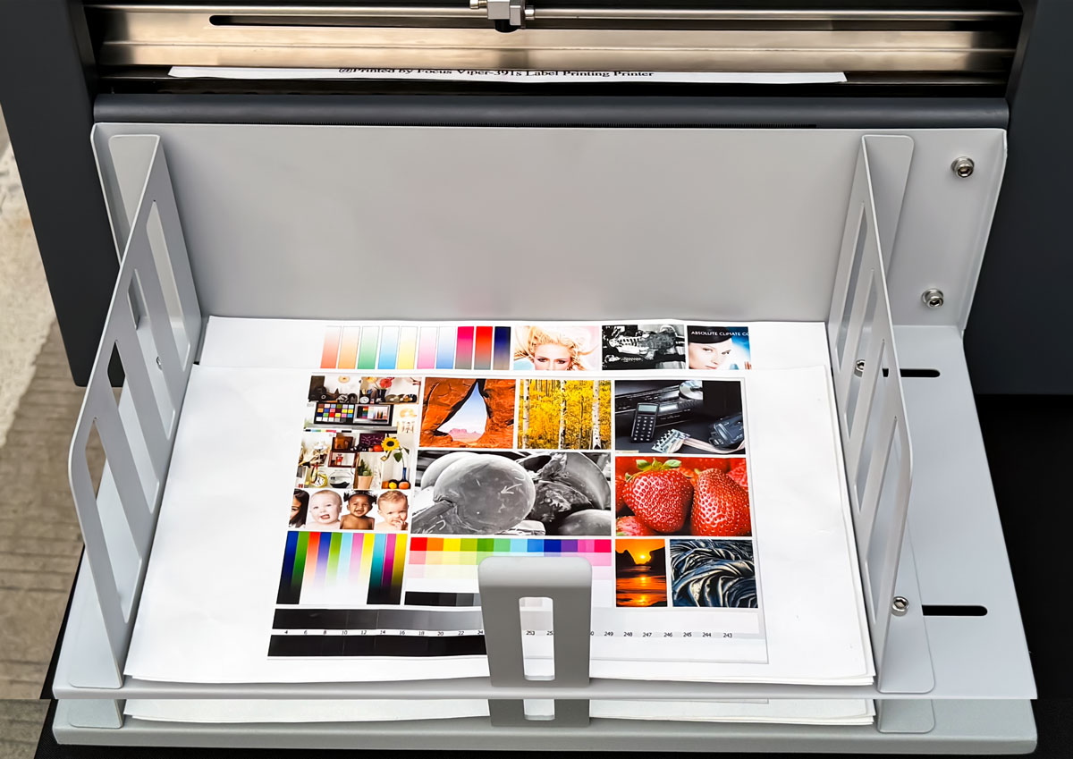 Roll to pieces media holder can arranging the media after cut