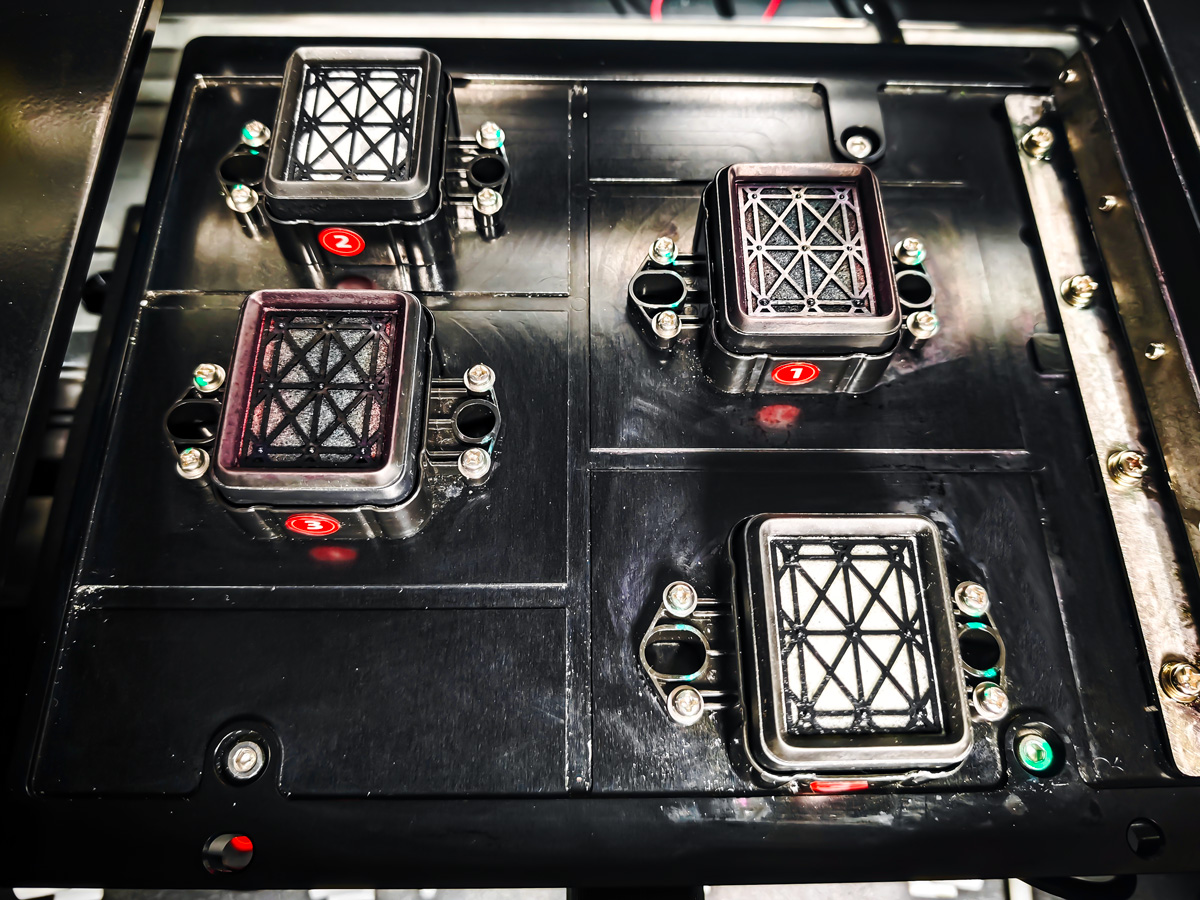 The automatic alignment integrated lifting ink stack facilitates printhead cleaning and maintenance.