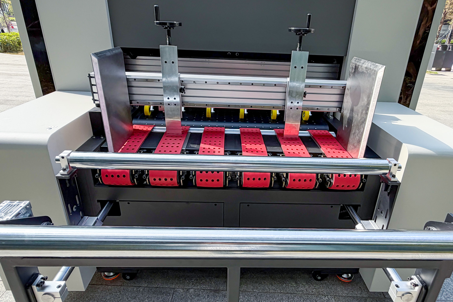 The equipment features a built-in front-feed paper separation function to greatly improve production efficiency.