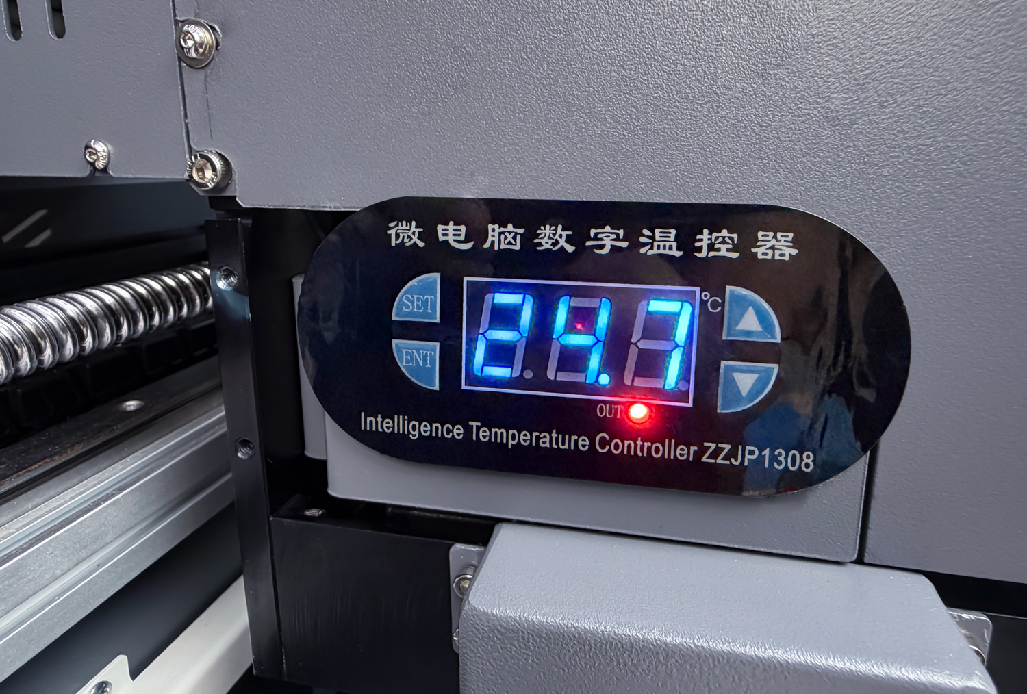 Equipped with an integrated printhead base plate heating function to ensure constant temperature printing of the printhead and ink, thereby greatly improving printing accuracy and stability.