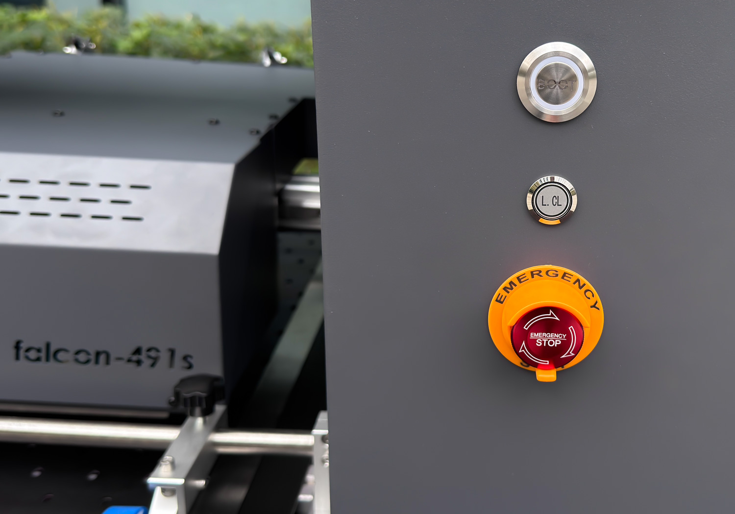 The metal emergency stop switch can quickly stop the machine to ensure the safety of both the equipment and the operator