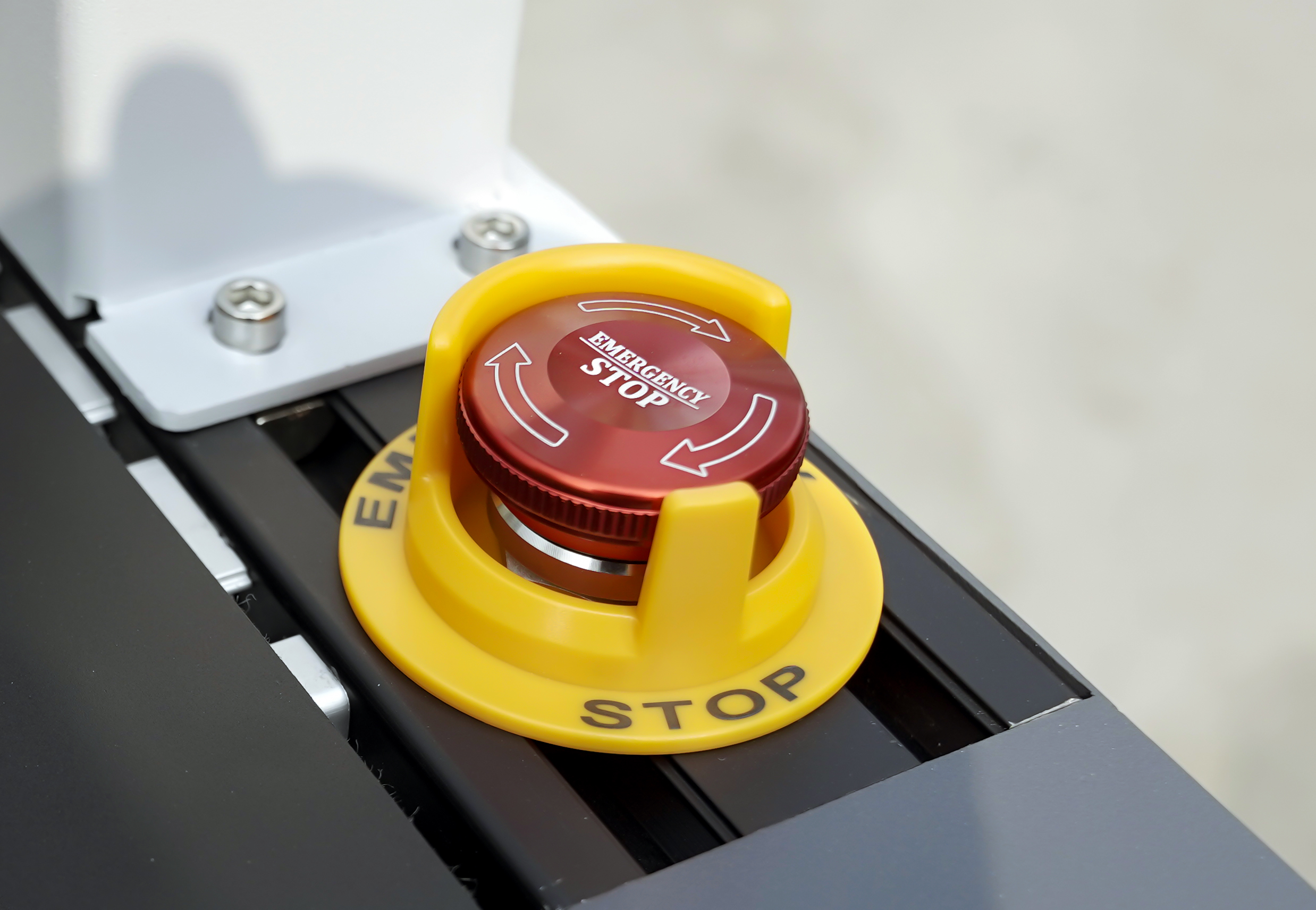 The metal emergency stop switch can quickly stop the machine to ensure the safety of both the equipment and the operator