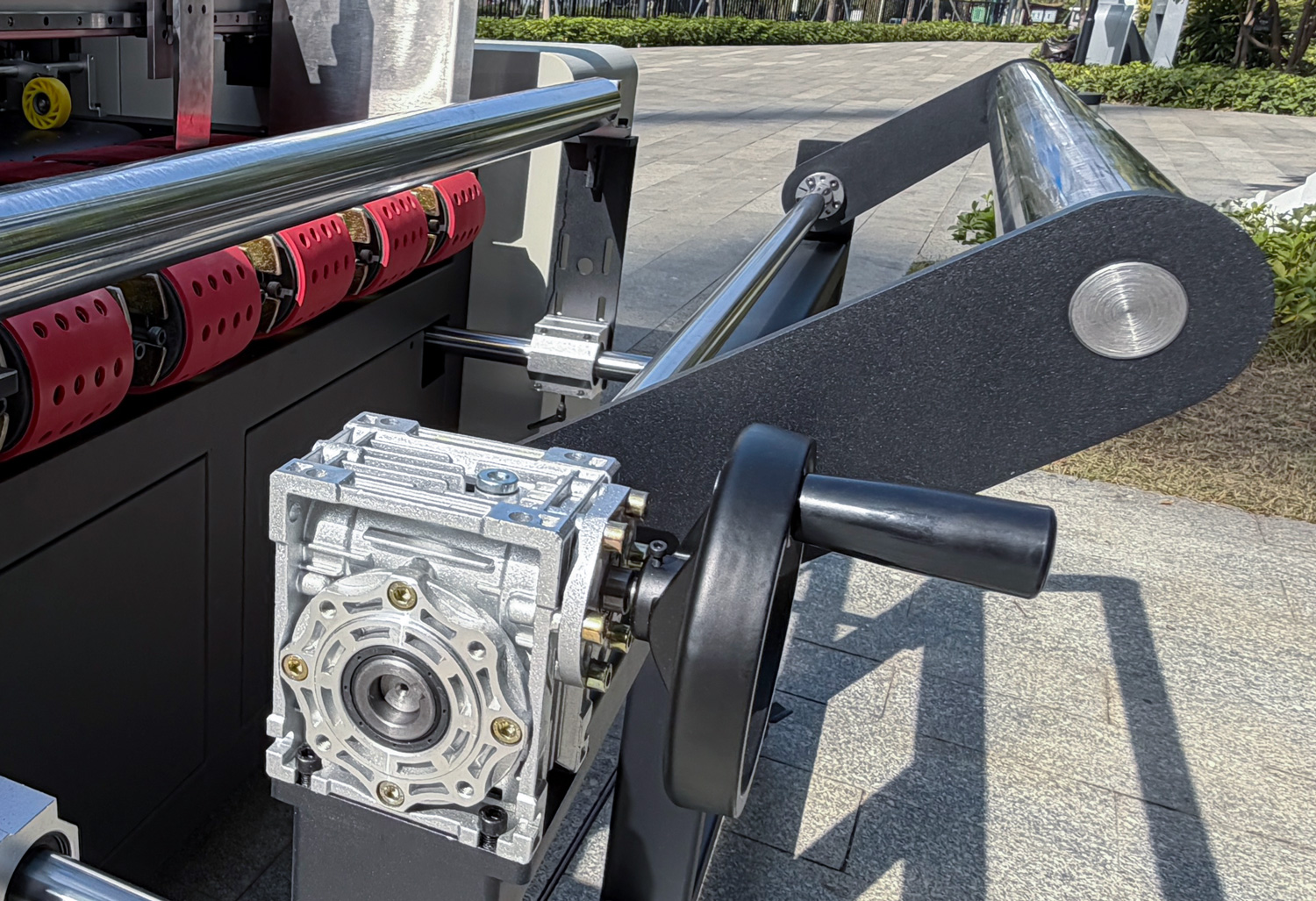 The height and angle adjustable guide rod of the collating machine is compatible with the collating adjustment of different types of materials.