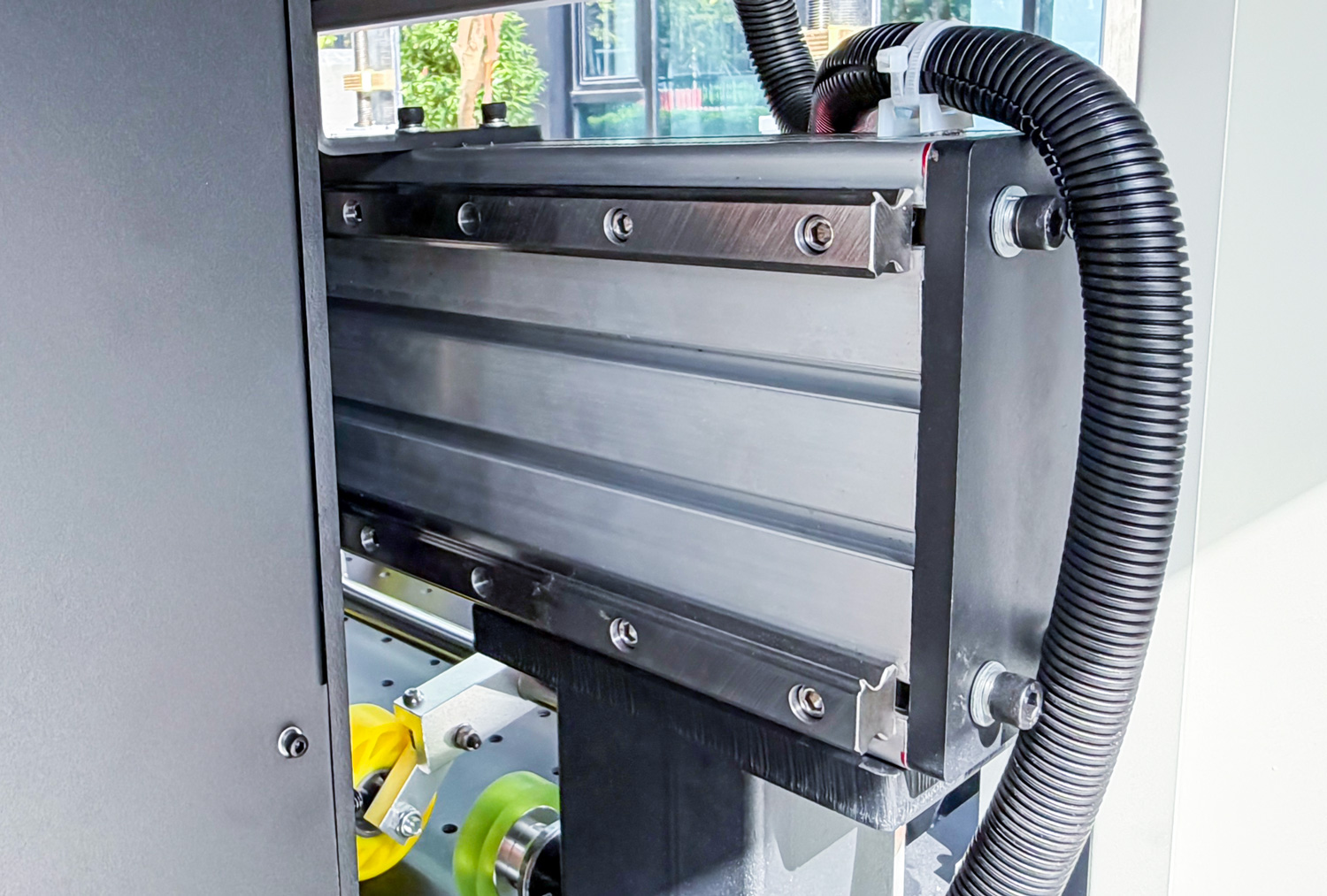 The high-strength, thickened aluminum body contains two linear guides, enabling the printhead to move left and right along the X-axis for printing at different positions.