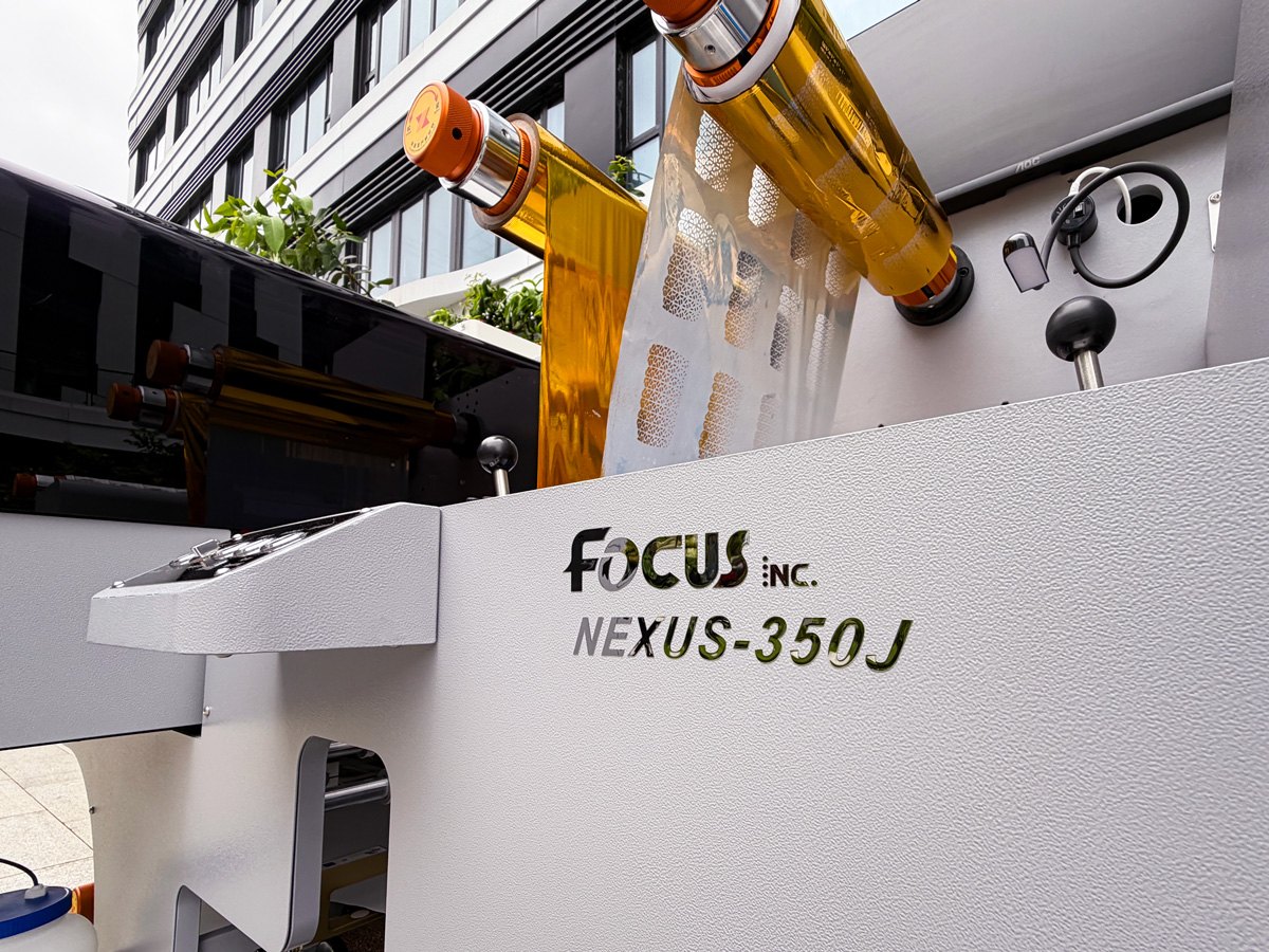 High-strength steel wall panels ensure stable operation of all components.