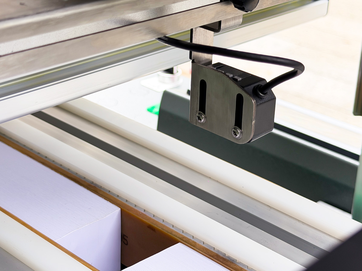 A high-sensitivity laser feed sensor detects the book's printing position in real time, enabling personalized printing of different patterns at different speeds.