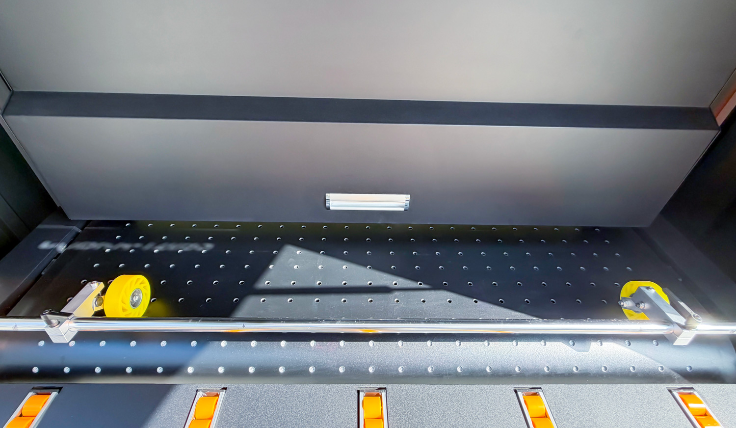 The high-precision conveyor belt with suction holes prevents material from arching and effectively protects the printhead.