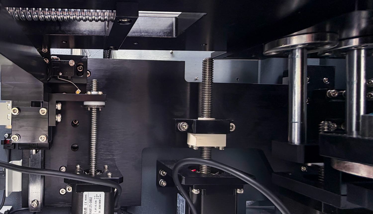 A high-precision multi-axis coordinated motion structure ensures high-precision printing of various materials, including cylindrical and conical shapes.