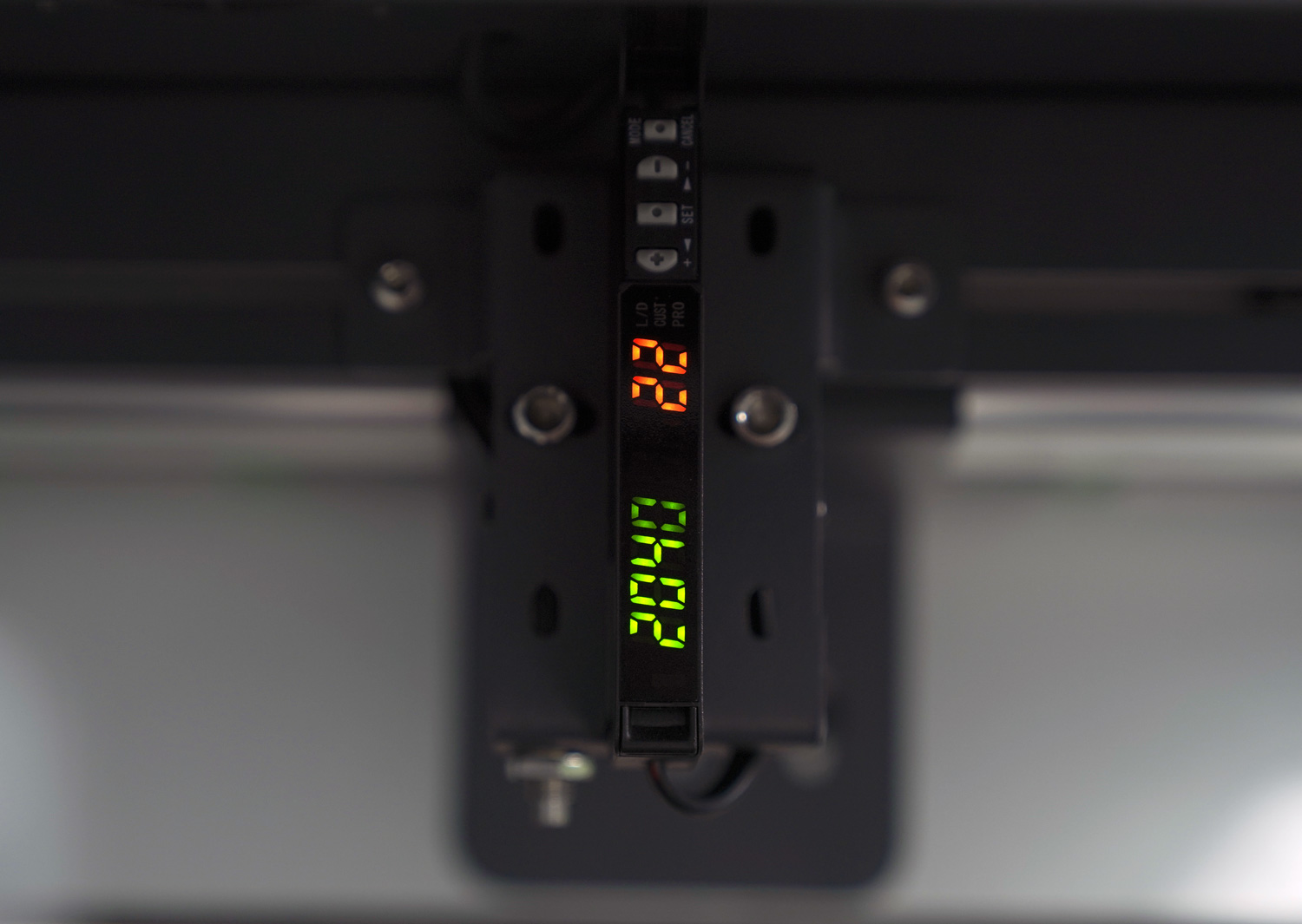 High-precision self-learning material feeding laser sensor can automatically sense and judge the background color of print material