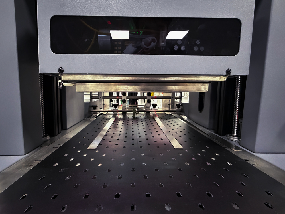 18cm maximum printhead height adjustable, compatible with printing materials of various thicknesses.