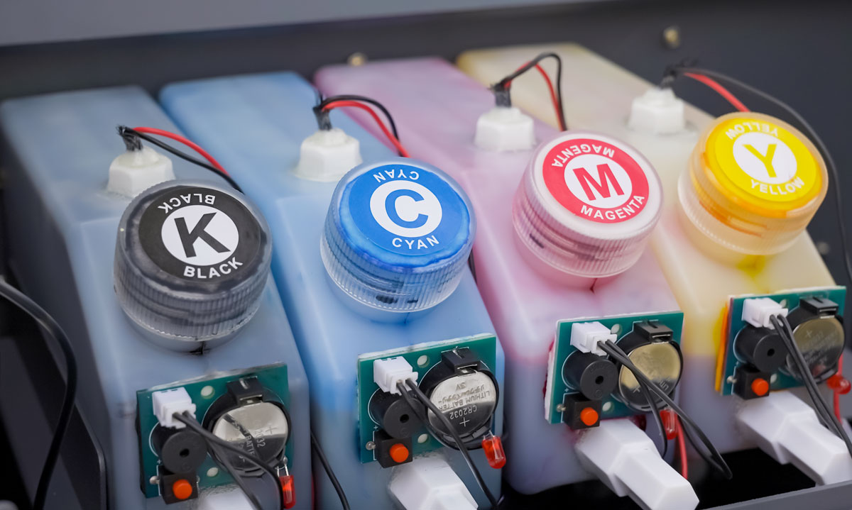 The 500ml large-capacity refillable ink tank with ink shortage alarm ensures continuous high-speed printing of materials