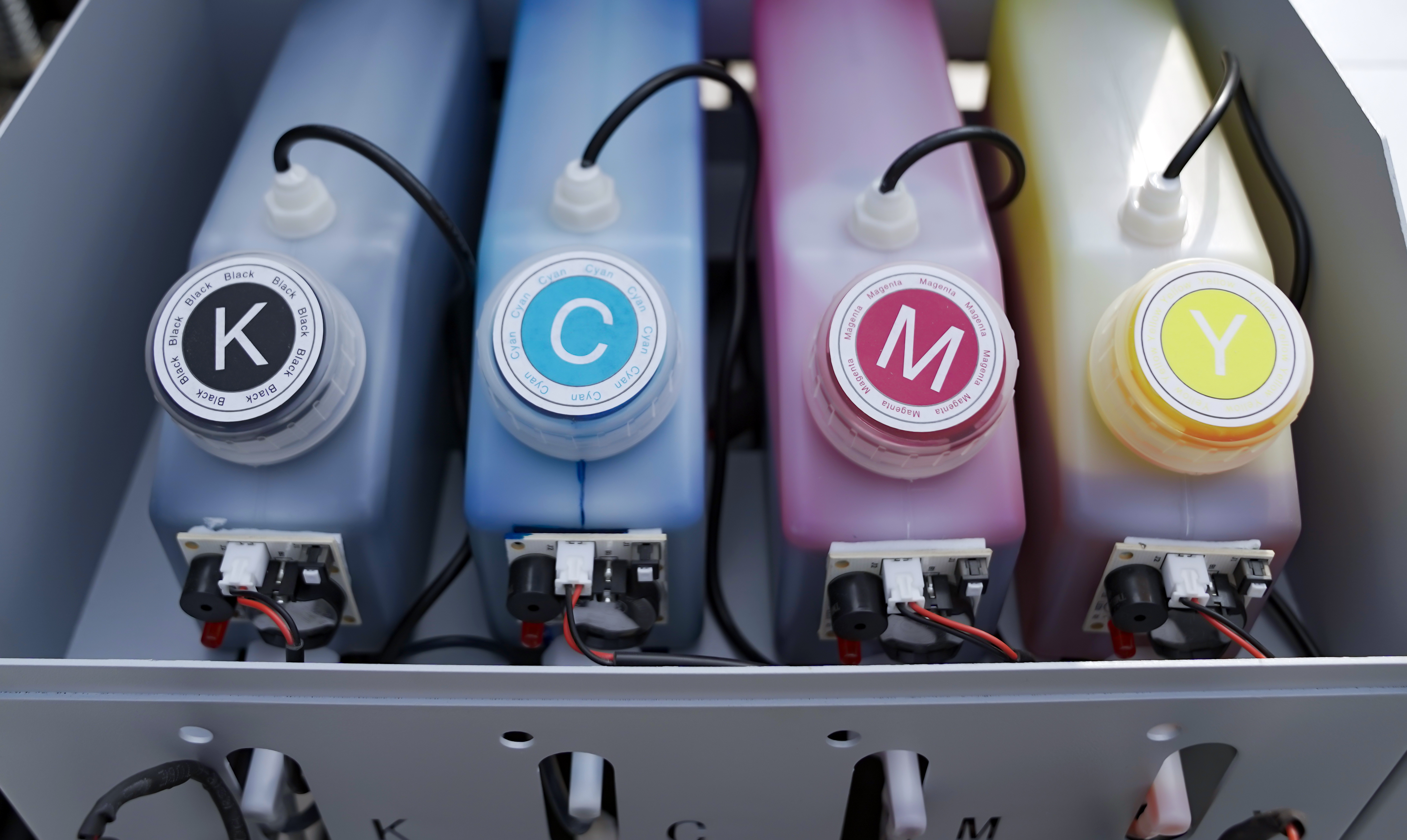 The 500ml large-capacity refillable ink tank with ink shortage alarm ensures continuous high-speed printing of materials