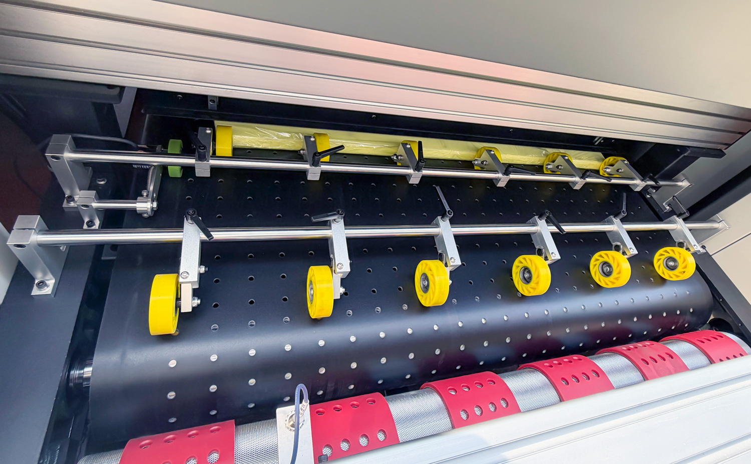 Six spring-loaded paper feeding rollers ensure smooth material feeding.