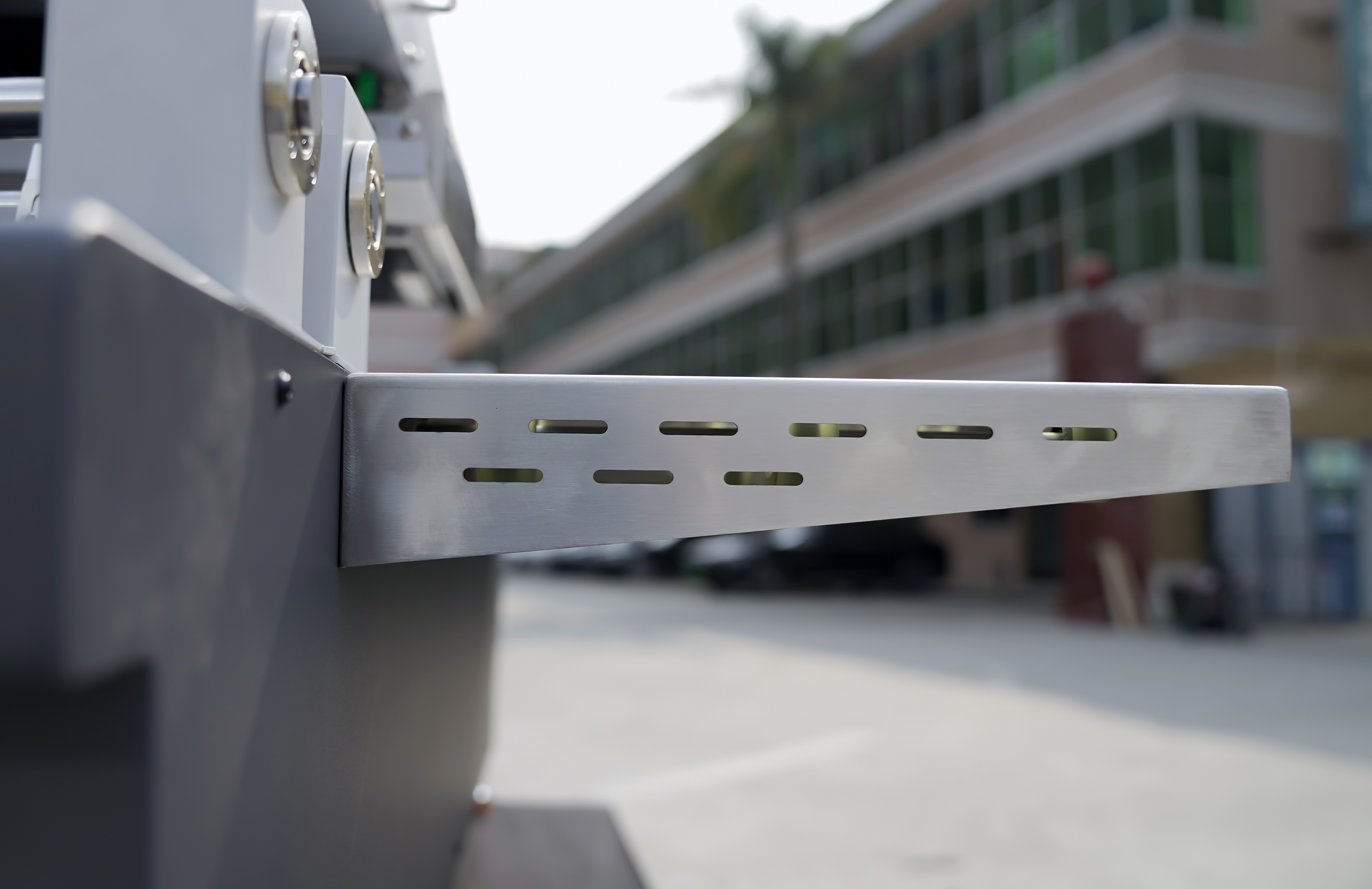 The fast installation and removal design of the side wing plates facilitates transportation and enables printing of extra-wide materials