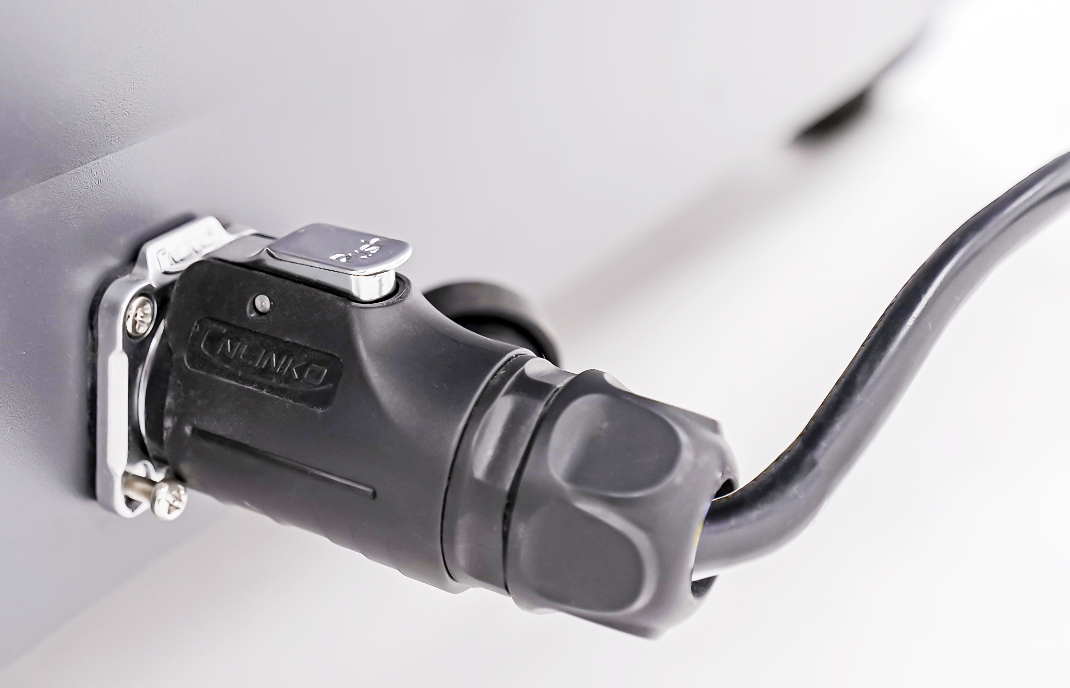 High safety easy plug-in power connector more safety