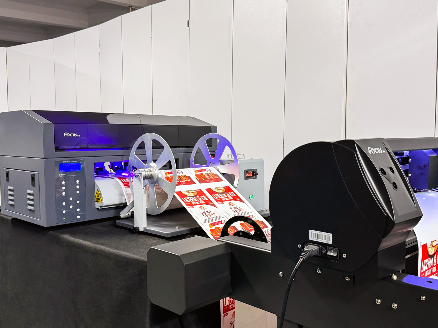It can realize die-cutting while punching or punching first and then die-cutting
