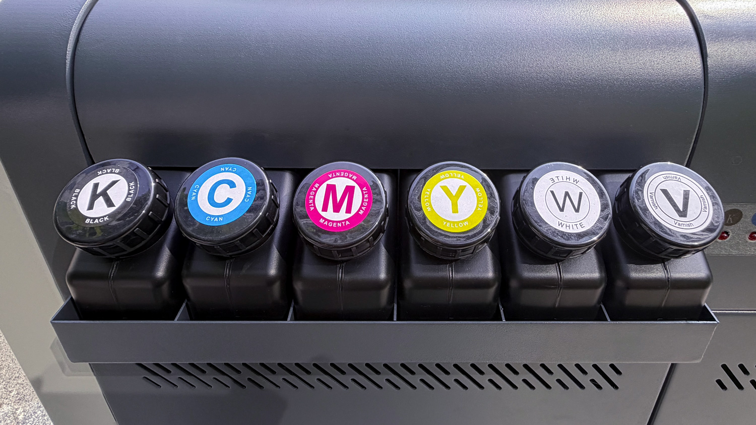 KCMY+W+V 6-color printing enables printing on different base materials and enhances the effect of varnish.
