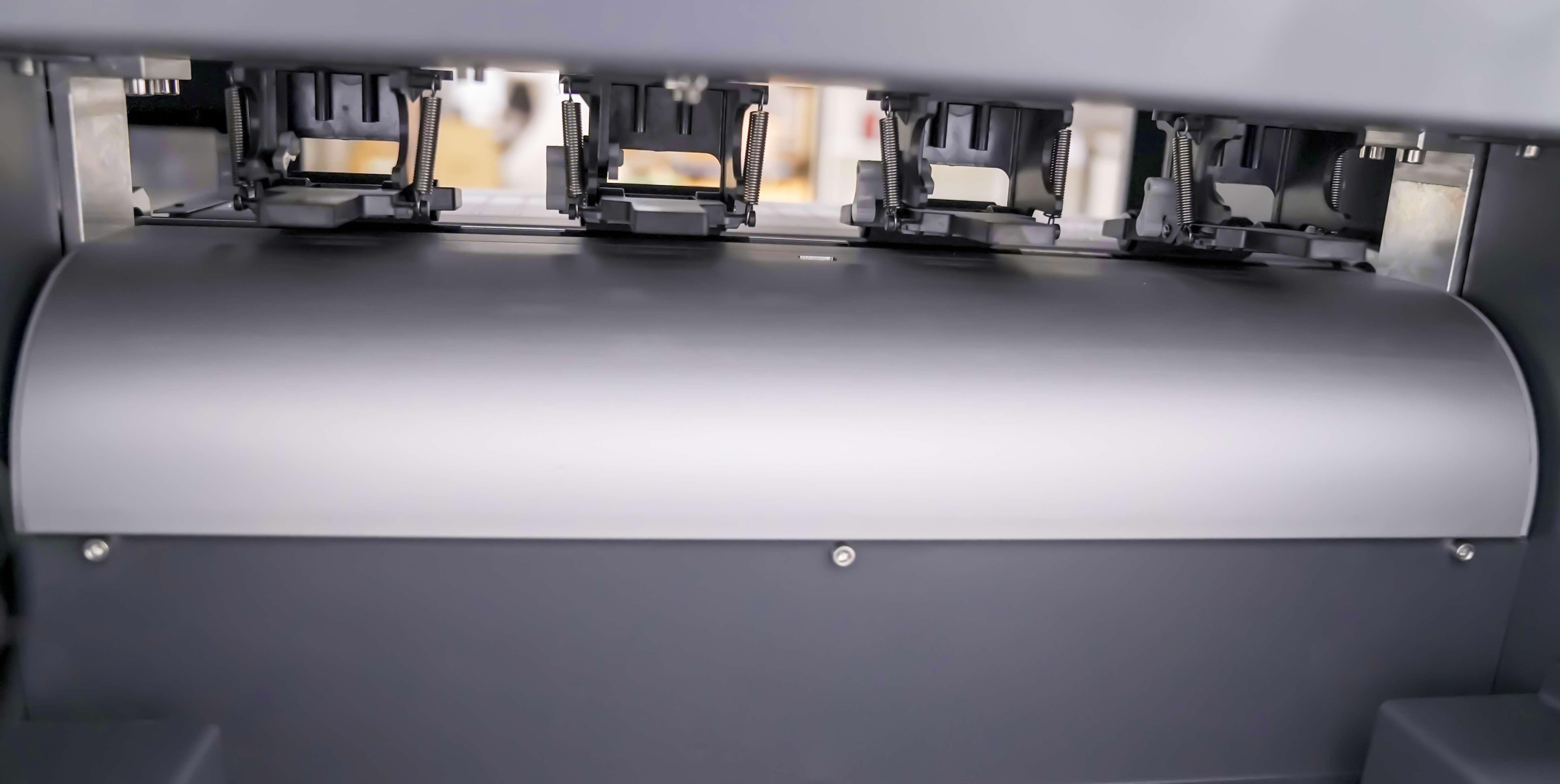 The pre-printing heating function can greatly improve the ink's firmness and scratch resistance on the material