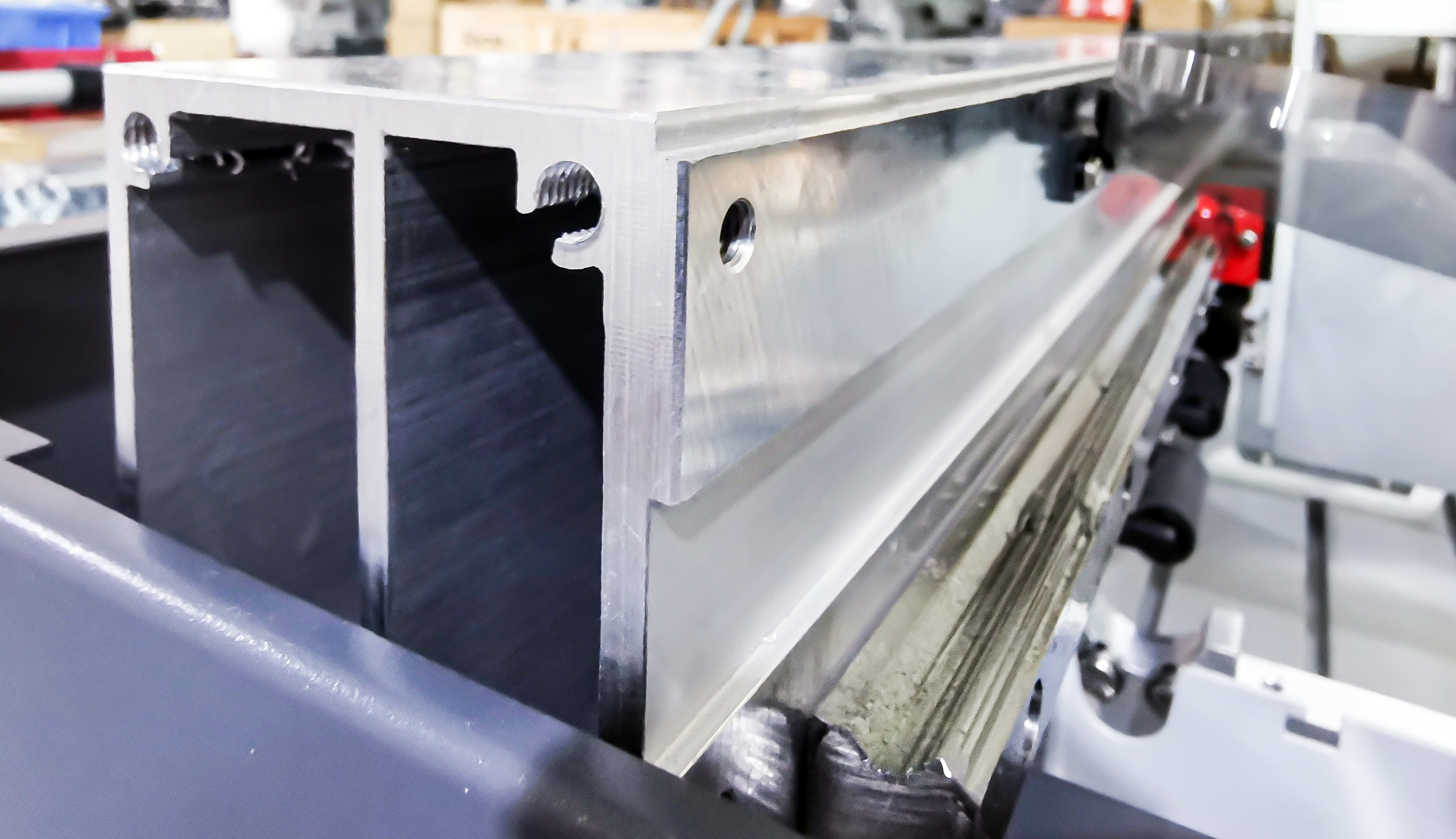 Thicken CNC alumium  X rail to ensure the print carriage moving with high speed and precision