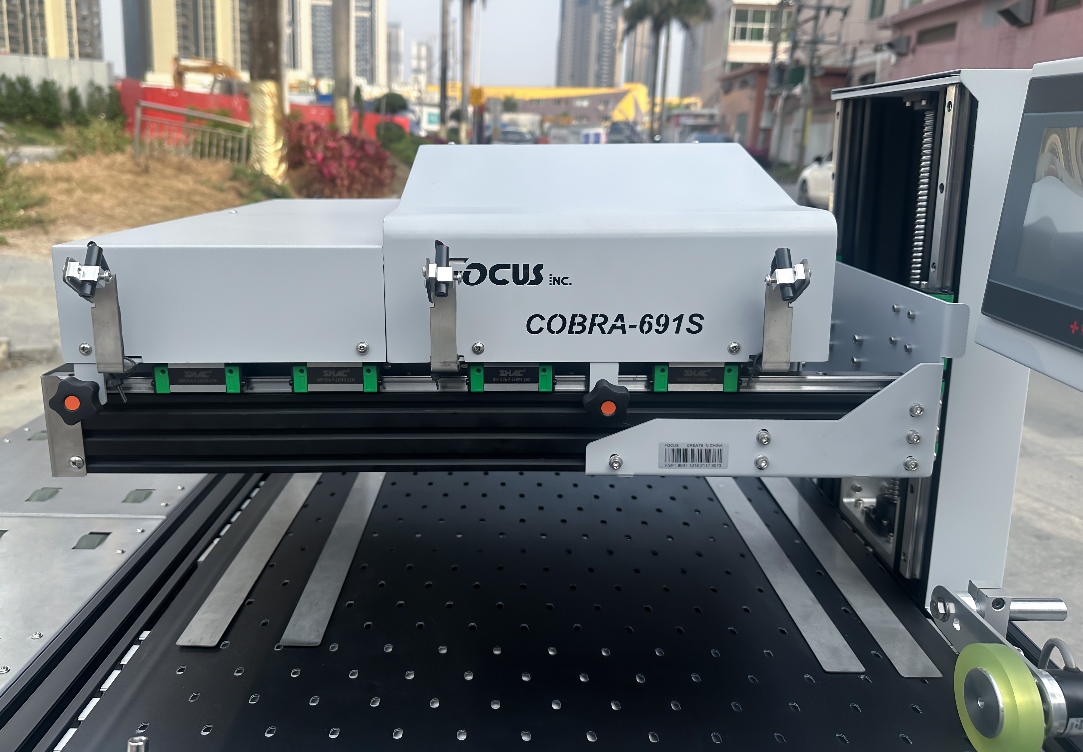 The X-axis print head can move freely, making it convenient to print materials with different widths