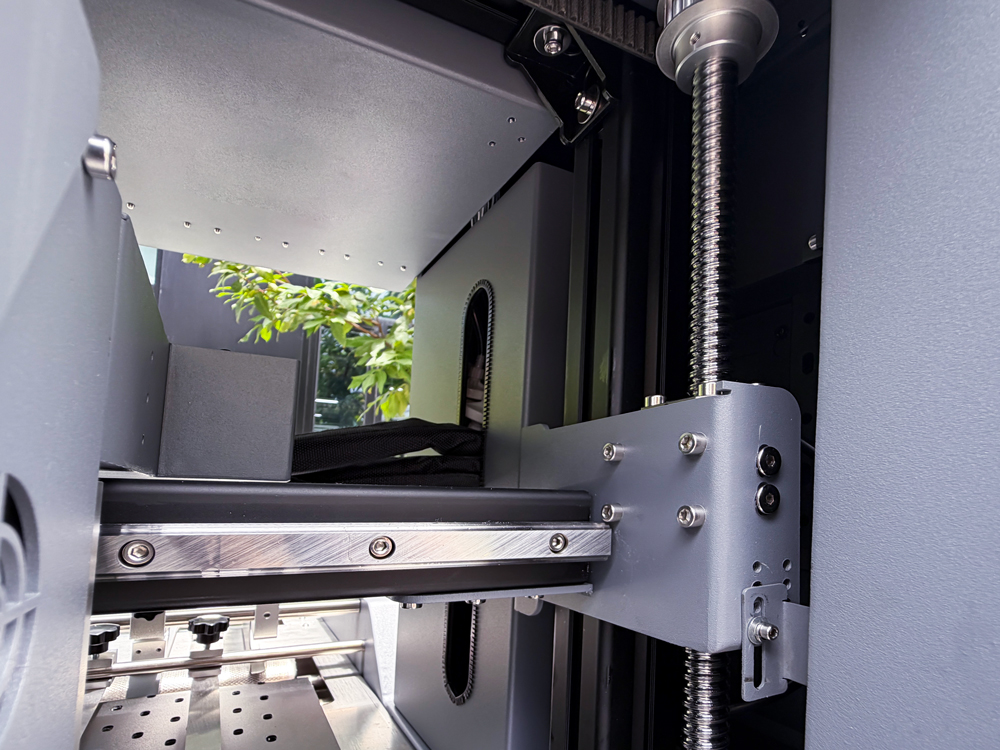 The XZ axis employs a double lead screw and linear guide design, greatly improving equipment accuracy.