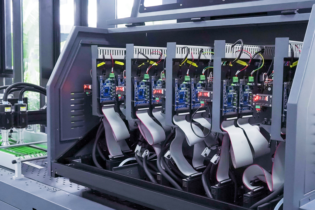 Printing carriage compatible with different printhead combinations