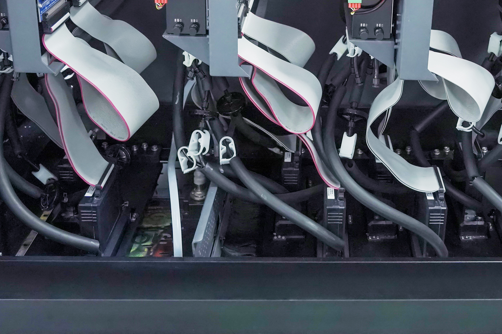 Multi-array, multi-head splicing and combination can achieve printing of different materials and different widths and sizes.