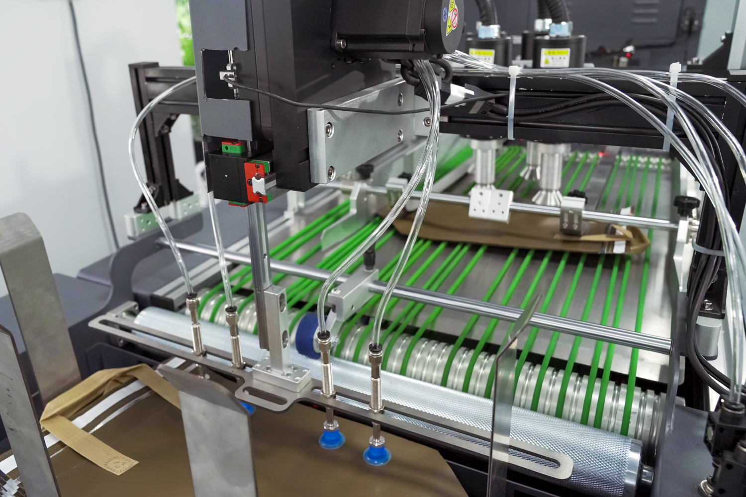 Can be used with advanced vacuum adsorption pleating machines