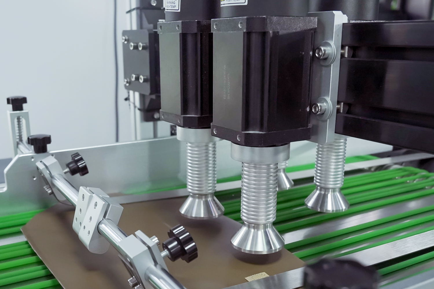 It can be combined with several plasma pretreatment units to greatly improve ink adhesion and printing accuracy.