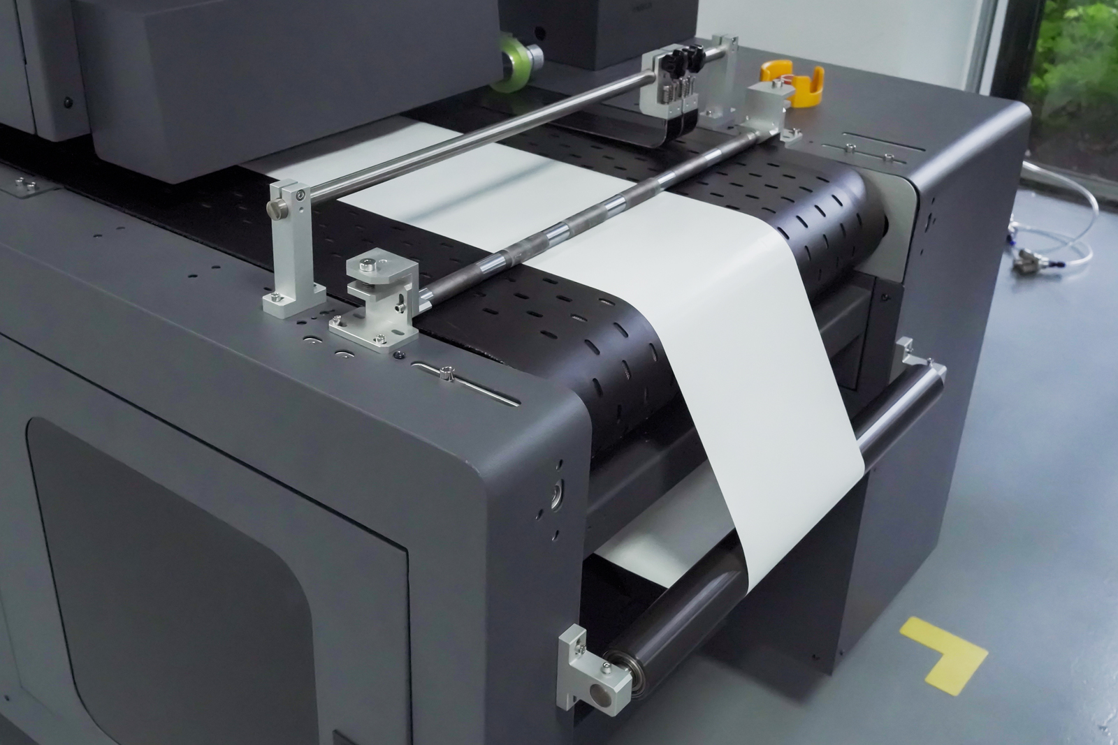 Multiple paper guide force control shafts ensure stable take-up of roll-to-roll material.