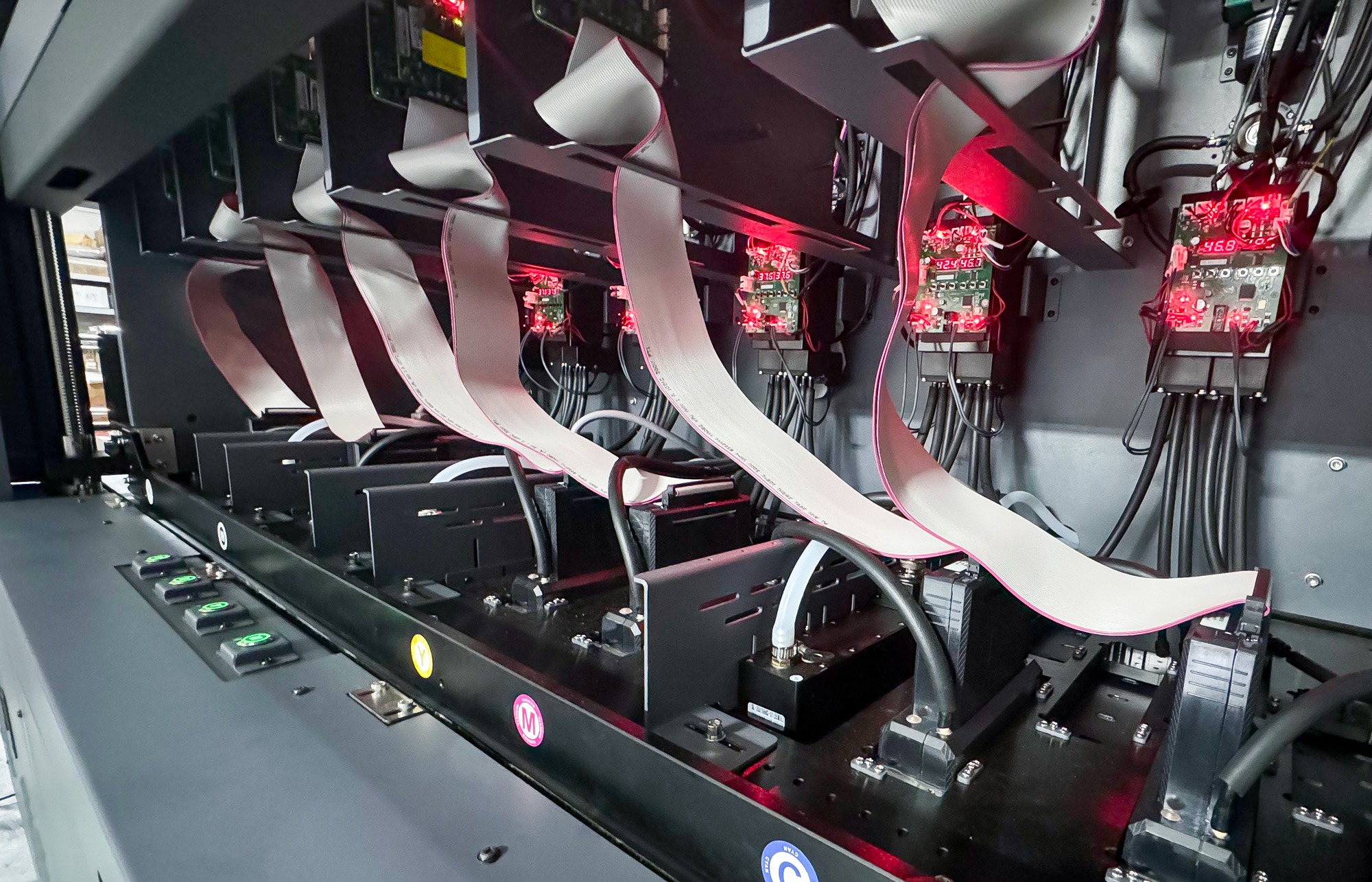 Multi-array printhead splicing printing enables high-precision printing of materials of different widths.