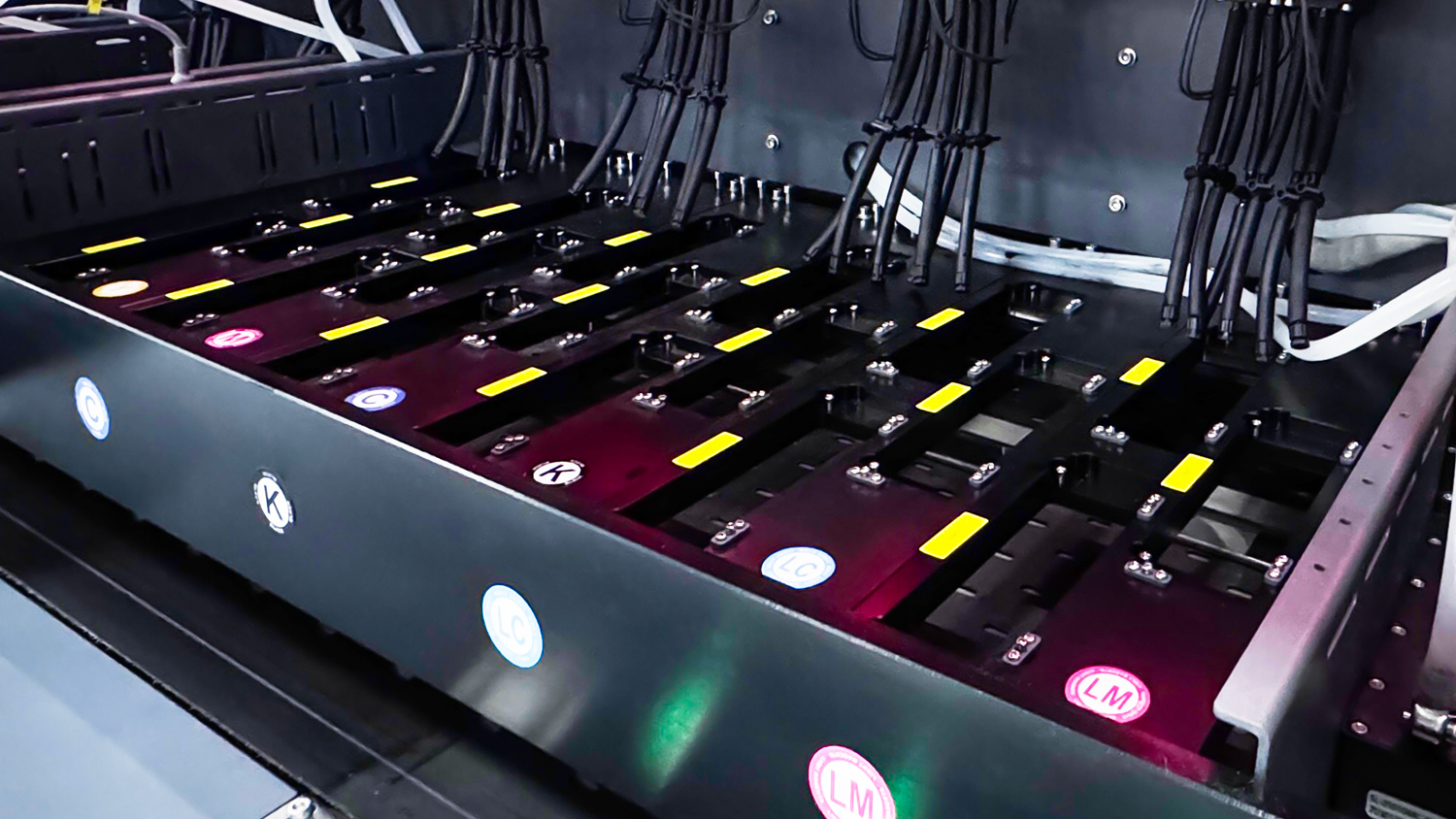 Supports simultaneous printing of base coat, white, color, and spot colors.
