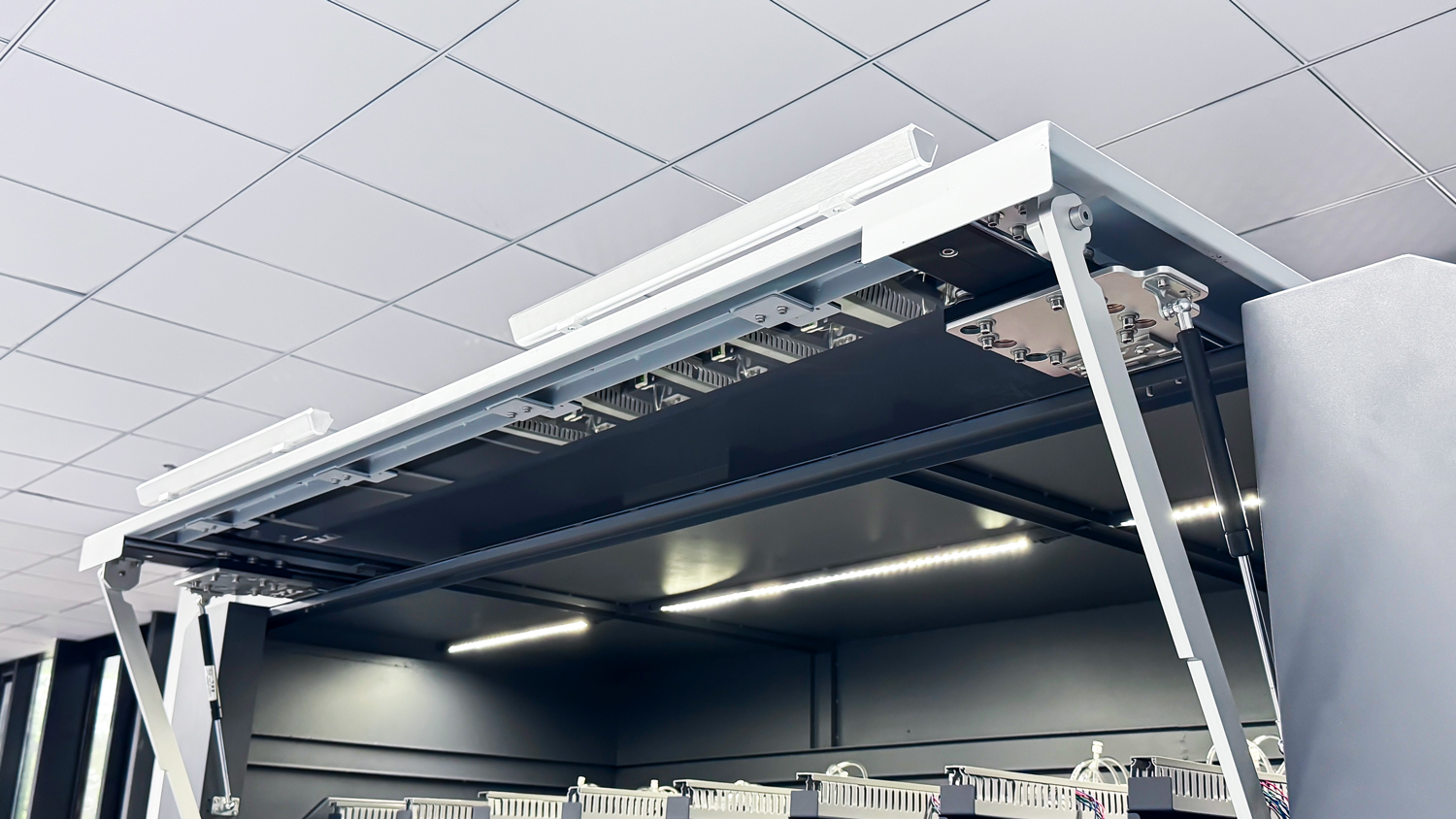 The gliding top cover design is easy to operate and greatly saves space in the equipment.