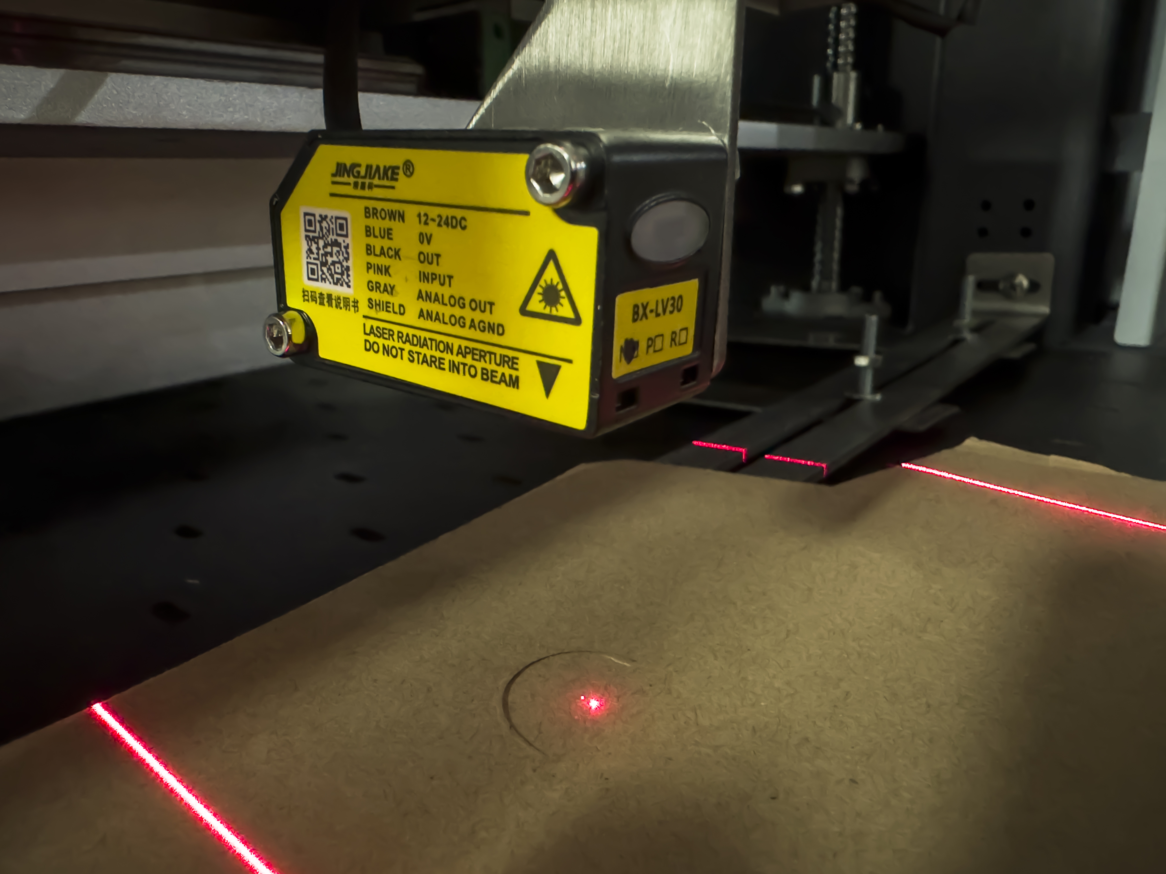 Laser sensors are used to automatically sense the thickness of the printing material to prevent it from scratching the printhead.