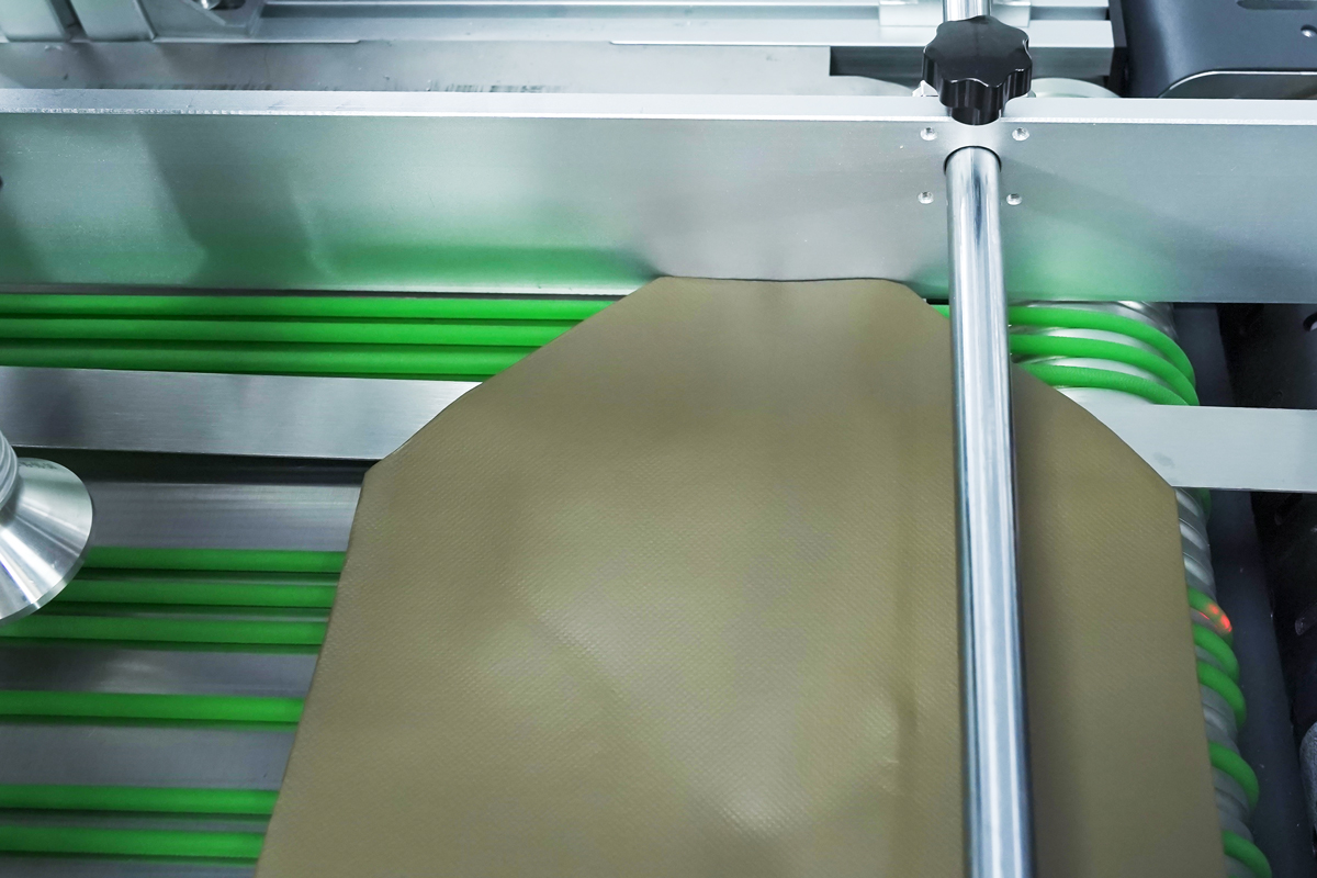 The automatic deviation correction feeding platform ensures accurate printing of materials.