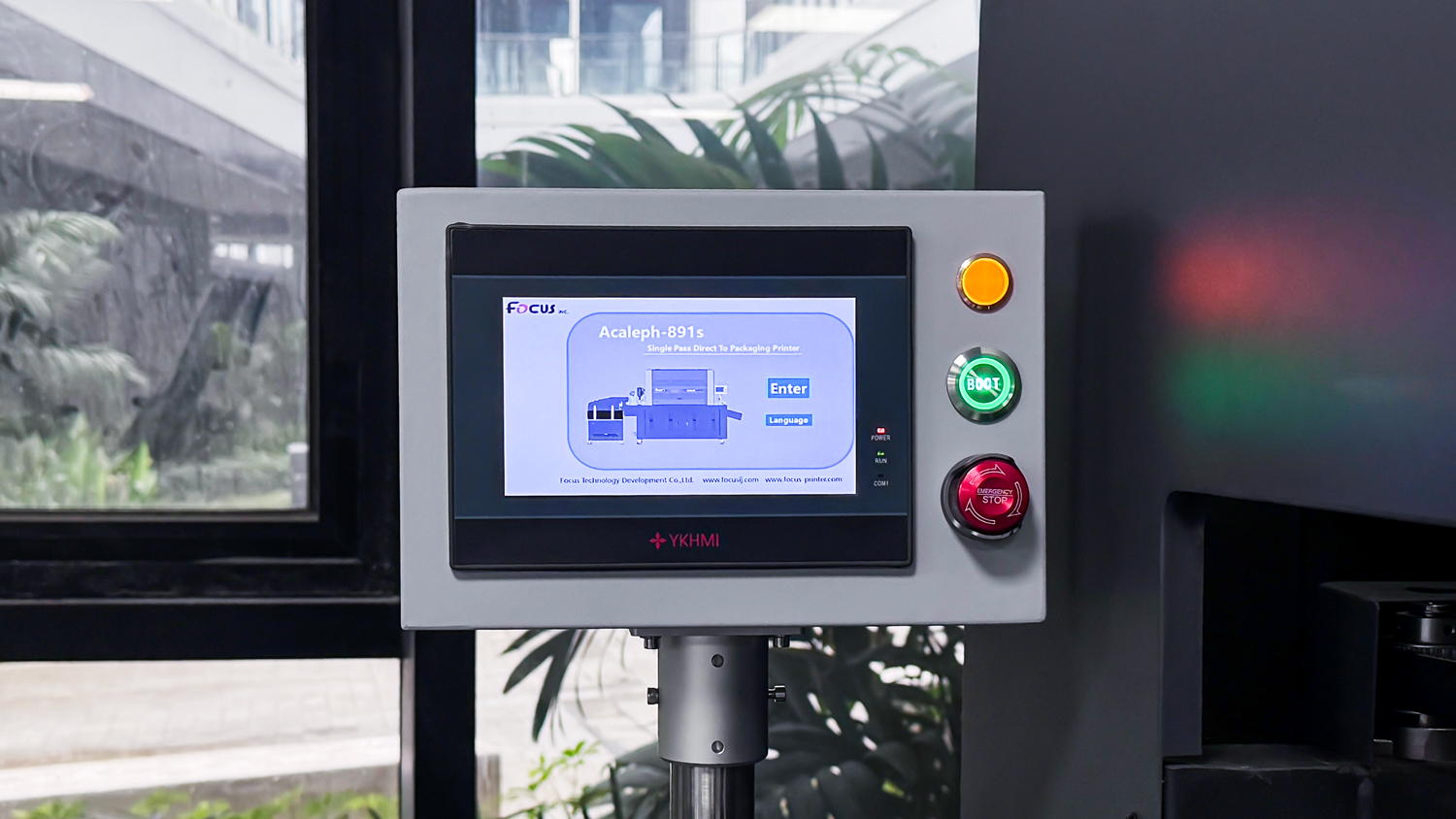 Touchscreen control makes the machine easy to operate and use.