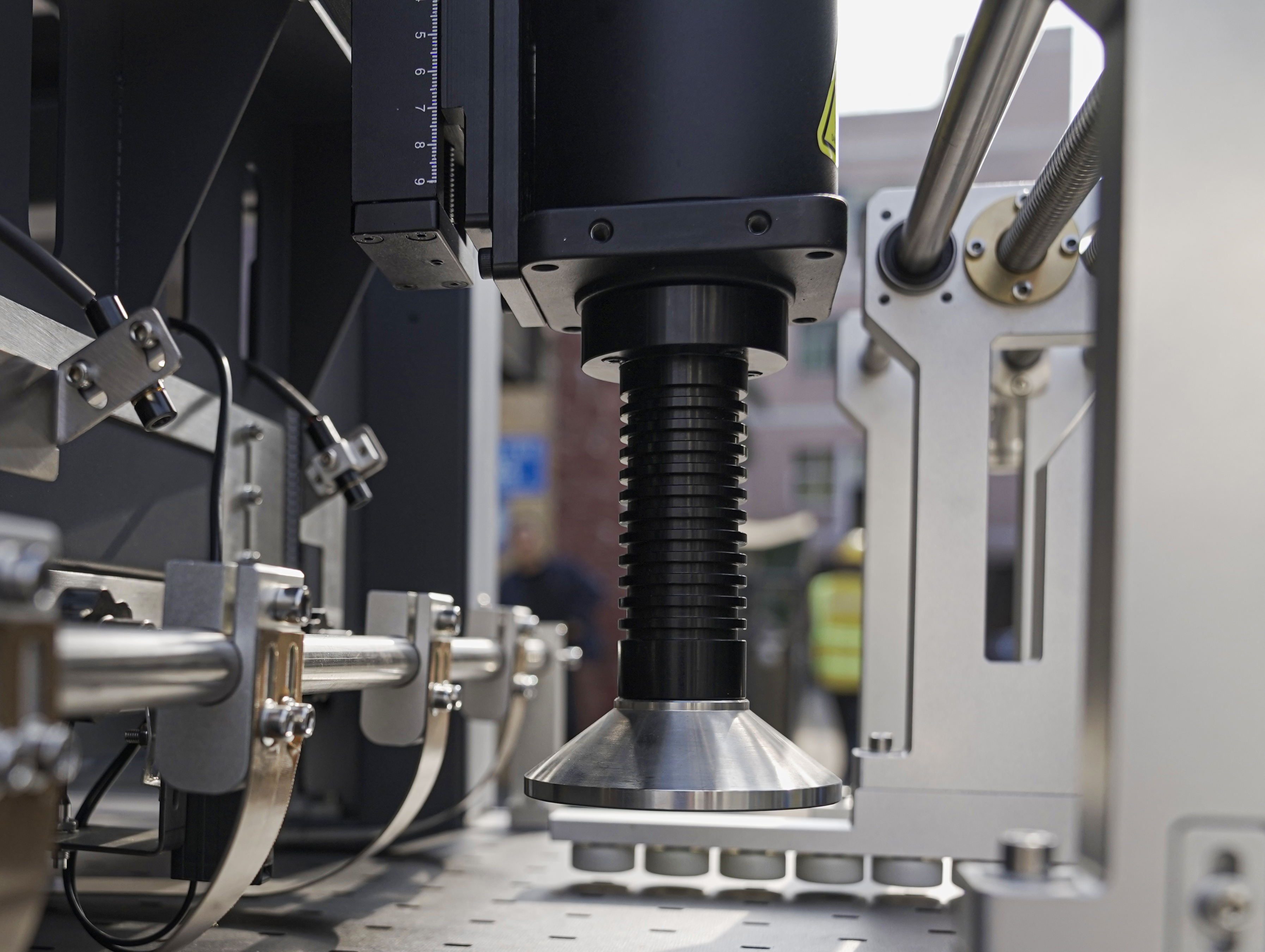 Equipped with a paper clamping strip, it facilitates printing of materials with arched or curled edges.