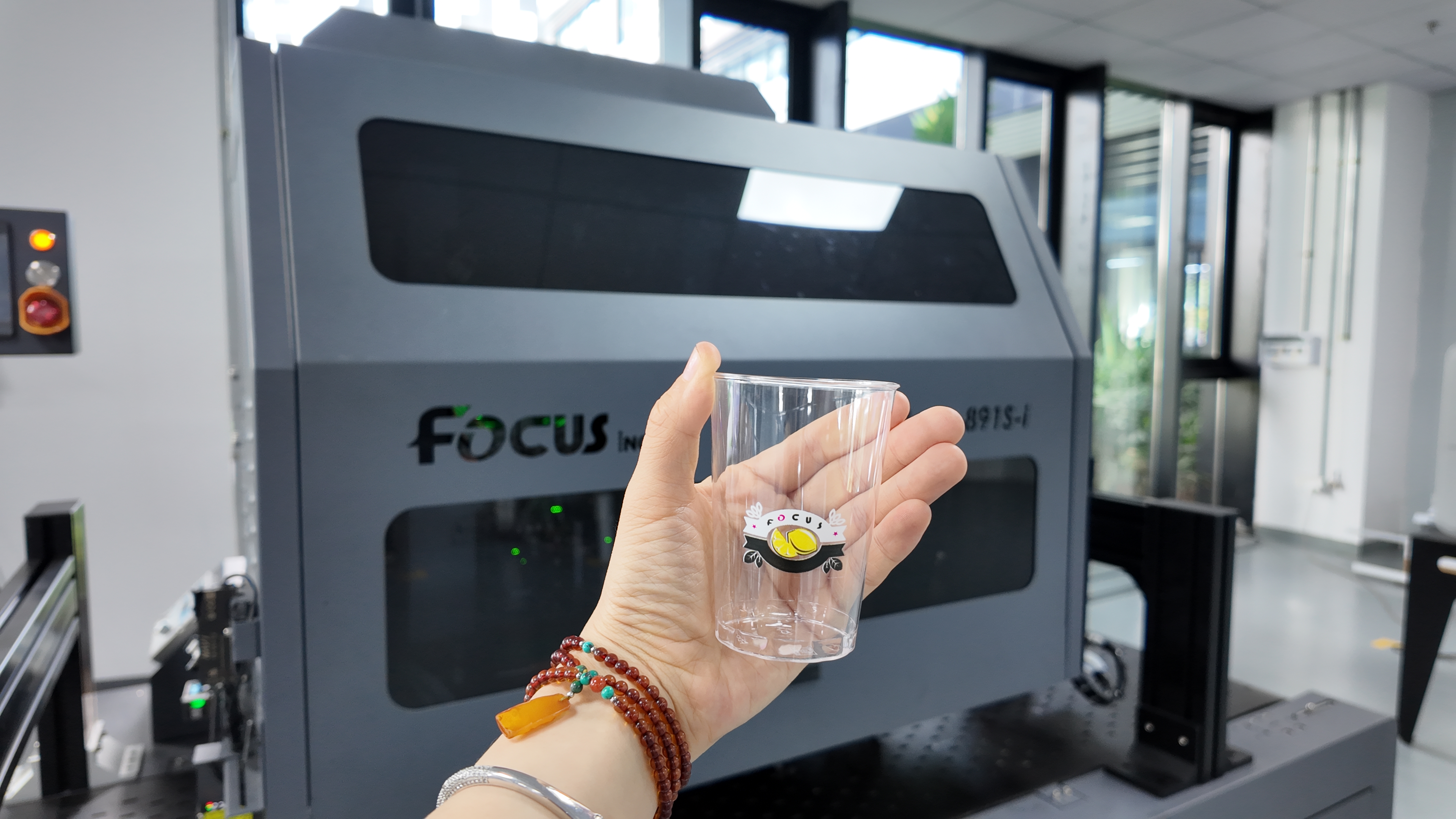 Customized logo printing on the sides of paper cups and plastic containers with UV single pass printer