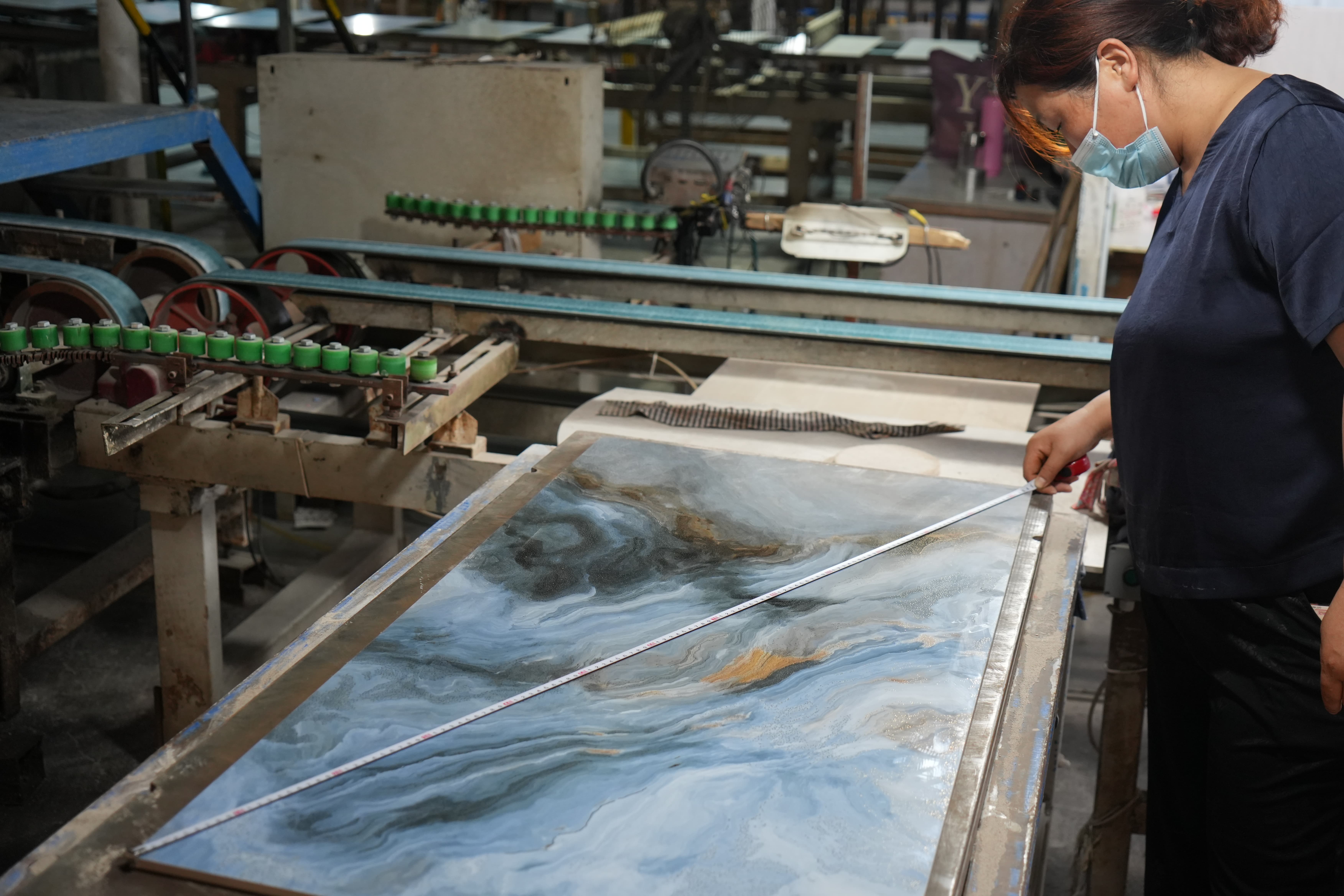 Flatness inspection of large-format porcelain tiles on a commercial production line