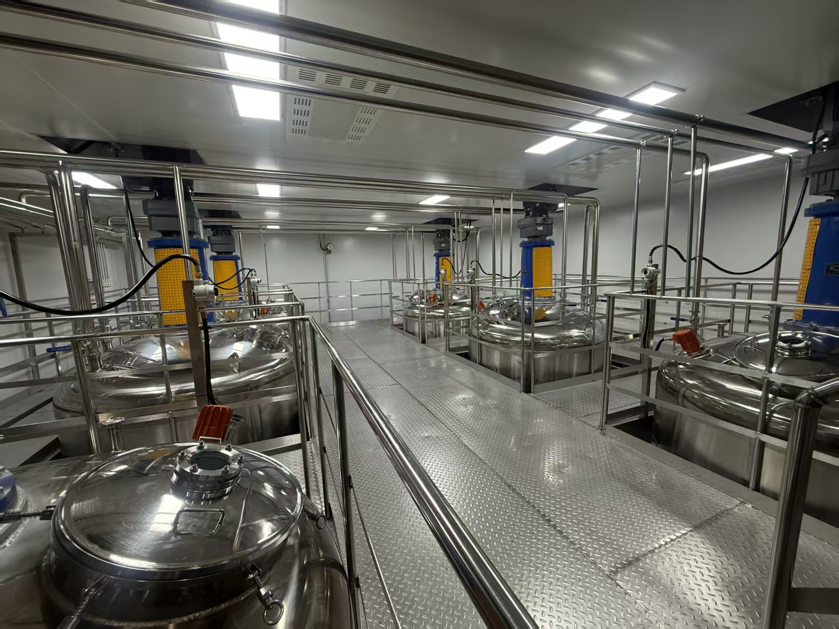 Stainless steel extraction tank used in sodium hyaluronate production at Habier