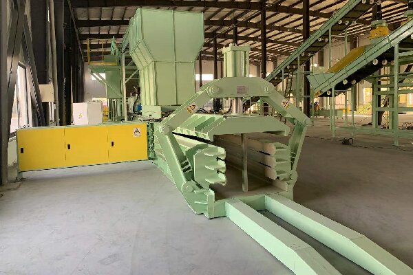 Fully automatic horizontal hydraulic baler NKW series installed in a recycling plant