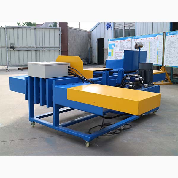Máquina empacadora de trapos de limpieza en planta de reciclaje