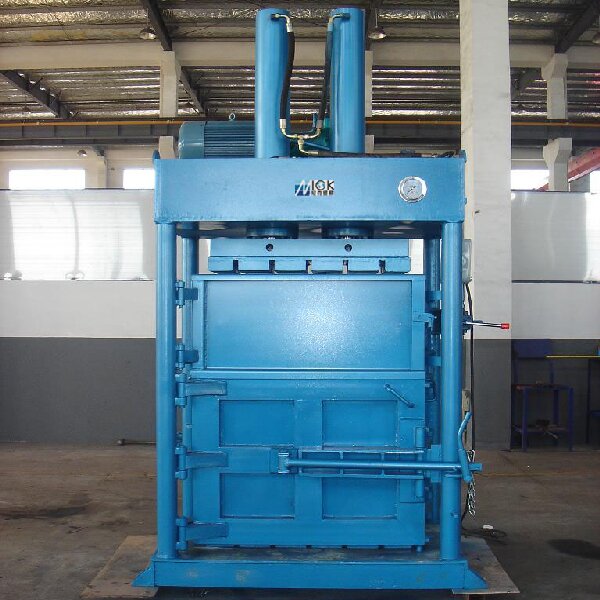 NK110T150 hydraulic baler chamber and feed opening